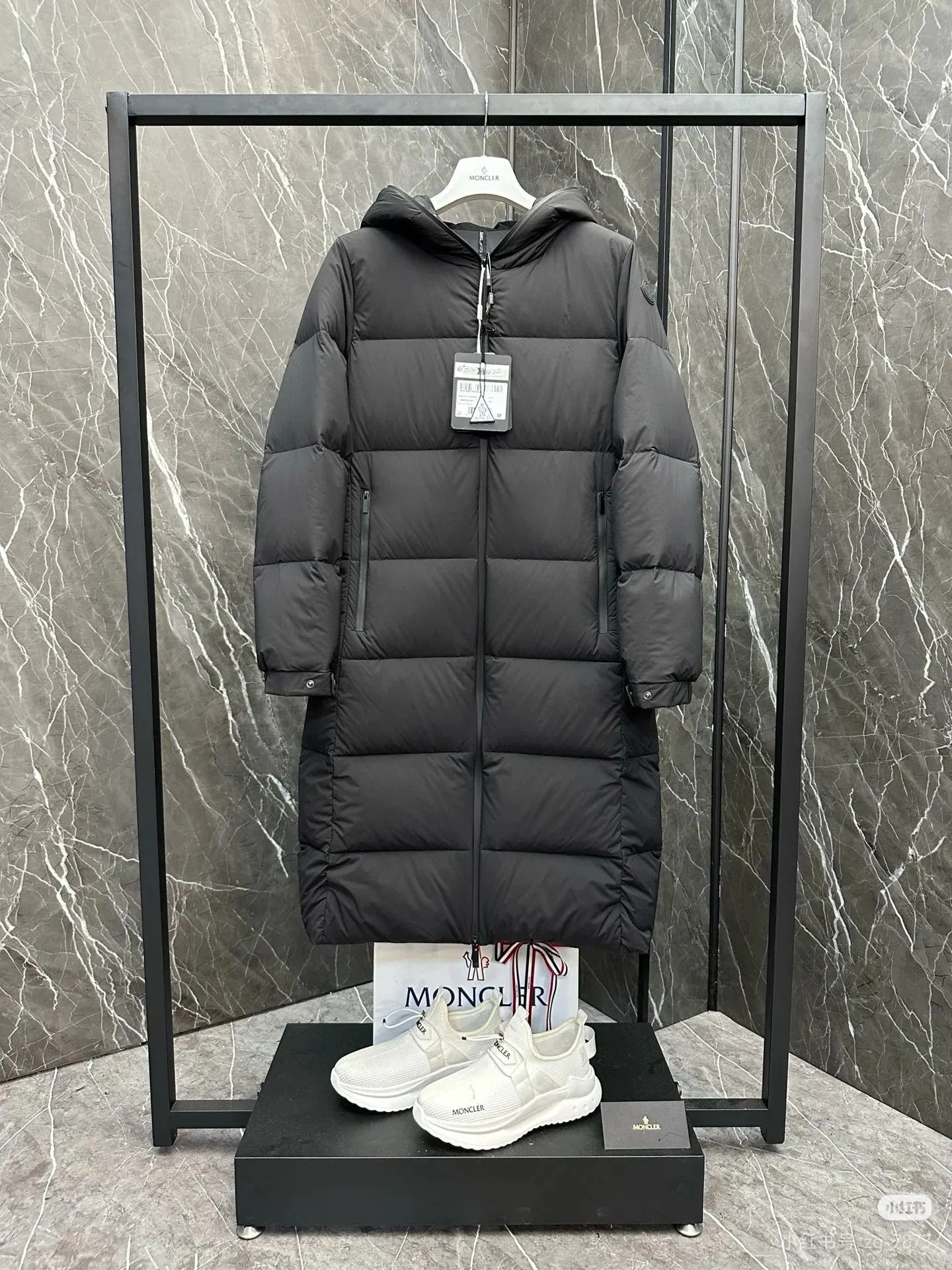 P920 2025NEW new moncler Arredoun women's hooded long down jacket, fashionable and dynamic, new interpretation of simple style, long waisted down jacket, elasticated back waist design, hooded design, hood access control logo, offset printing, low-key, high-end, super soft, skin-friendly fabric, heat-locking and warm, high-quality 90 velvet, excellent warmth retention, all fabrics are customized! High-density matte matte fabric with four layers of fabric + high density to prevent leakage, lint and other problems. There is no doubt about the quality, and the fit is slim! Highly filled with down, waterproof zipper design, excellent windproof and warm performance. Color: Black Size: 0-1-2