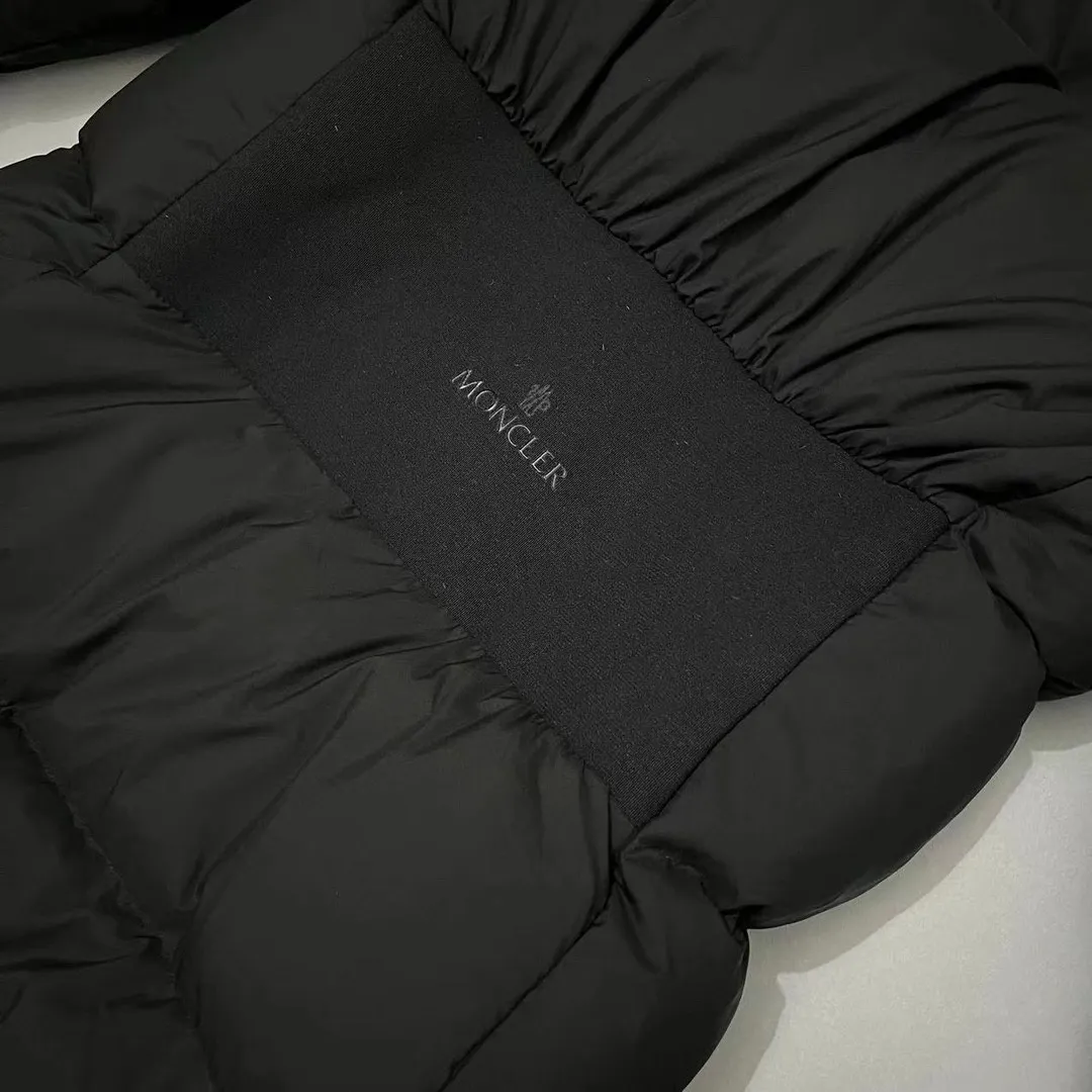 P920 2025NEW new moncler Arredoun women's hooded long down jacket, fashionable and dynamic, new interpretation of simple style, long waisted down jacket, elasticated back waist design, hooded design, hood access control logo, offset printing, low-key, high-end, super soft, skin-friendly fabric, heat-locking and warm, high-quality 90 velvet, excellent warmth retention, all fabrics are customized! High-density matte matte fabric with four layers of fabric + high density to prevent leakage, lint and other problems. There is no doubt about the quality, and the fit is slim! Highly filled with down, waterproof zipper design, excellent windproof and warm performance. Color: Black Size: 0-1-2