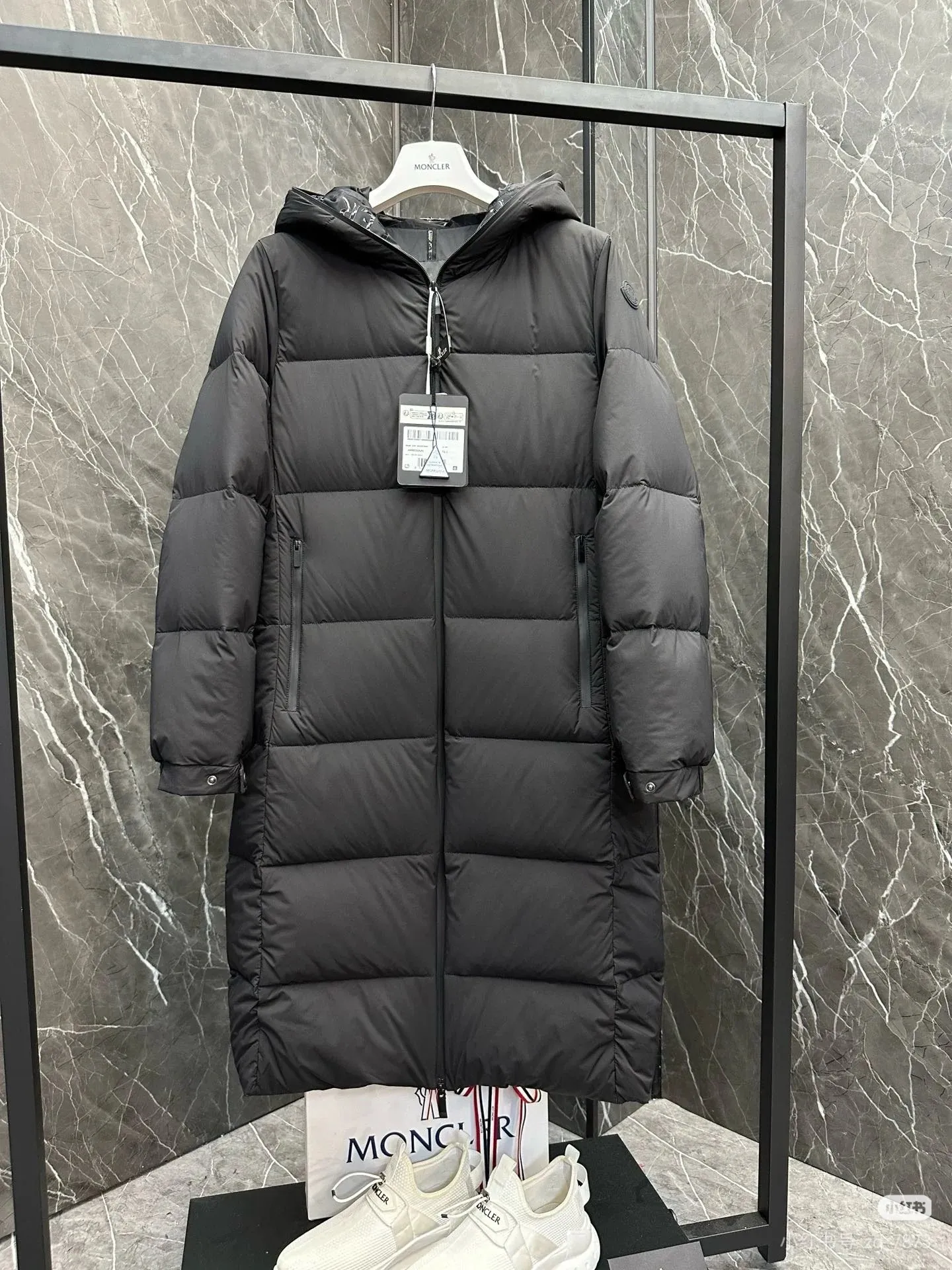 P920 2025NEW new moncler Arredoun women's hooded long down jacket, fashionable and dynamic, new interpretation of simple style, long waisted down jacket, elasticated back waist design, hooded design, hood access control logo, offset printing, low-key, high-end, super soft, skin-friendly fabric, heat-locking and warm, high-quality 90 velvet, excellent warmth retention, all fabrics are customized! High-density matte matte fabric with four layers of fabric + high density to prevent leakage, lint and other problems. There is no doubt about the quality, and the fit is slim! Highly filled with down, waterproof zipper design, excellent windproof and warm performance. Color: Black Size: 0-1-2