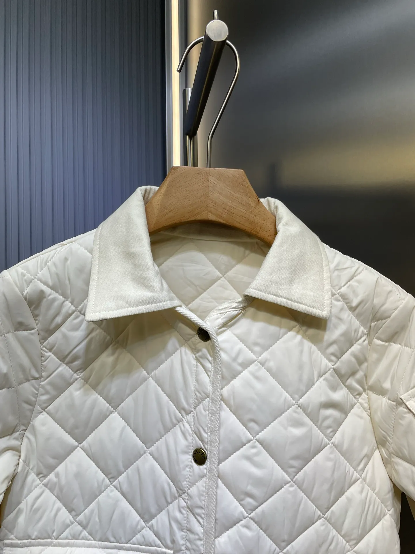 P430 moncler 🌟【Top original order】25 new diamond-shaped quilted quilted short cotton jacket. Tempered lapel, double pockets and short design! The age-reducing girlish temperament, the imported machine-pressed lattice technology and three-dimensional tailoring, the classic version interprets the autumn and winter layering style to keep warm! British style is versatile and handsome! Lightweight and warm fabric, imported machine gap workmanship quality depends on the details size: s m l