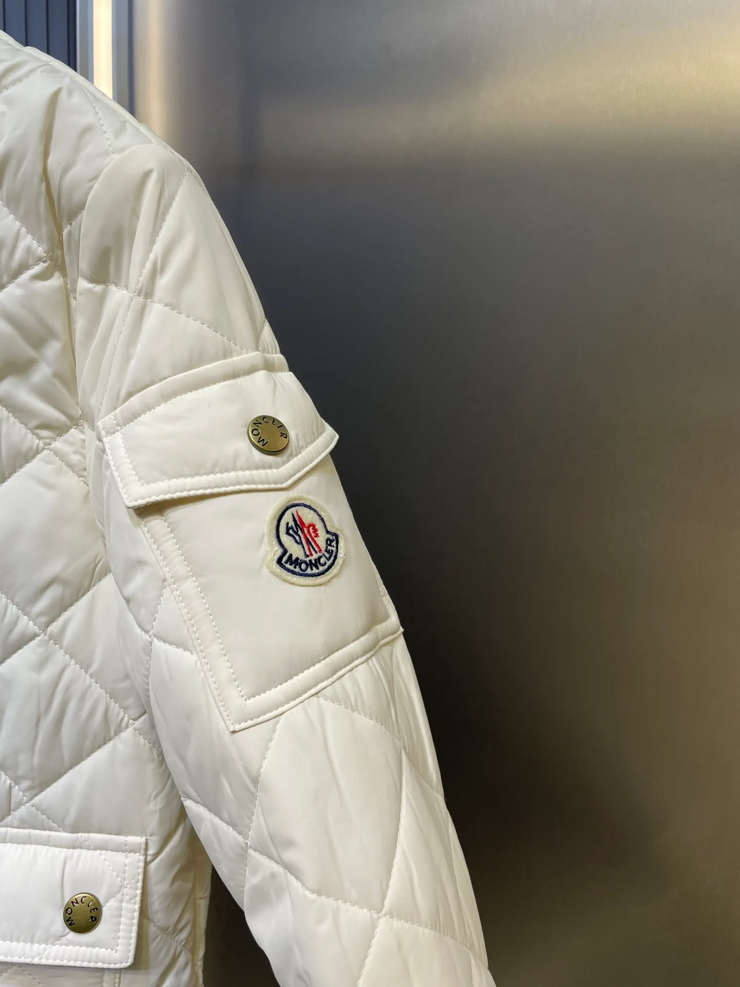 P430 moncler 🌟【Top original order】25 new diamond-shaped quilted quilted short cotton jacket. Tempered lapel, double pockets and short design! The age-reducing girlish temperament, the imported machine-pressed lattice technology and three-dimensional tailoring, the classic version interprets the autumn and winter layering style to keep warm! British style is versatile and handsome! Lightweight and warm fabric, imported machine gap workmanship quality depends on the details size: s m l
