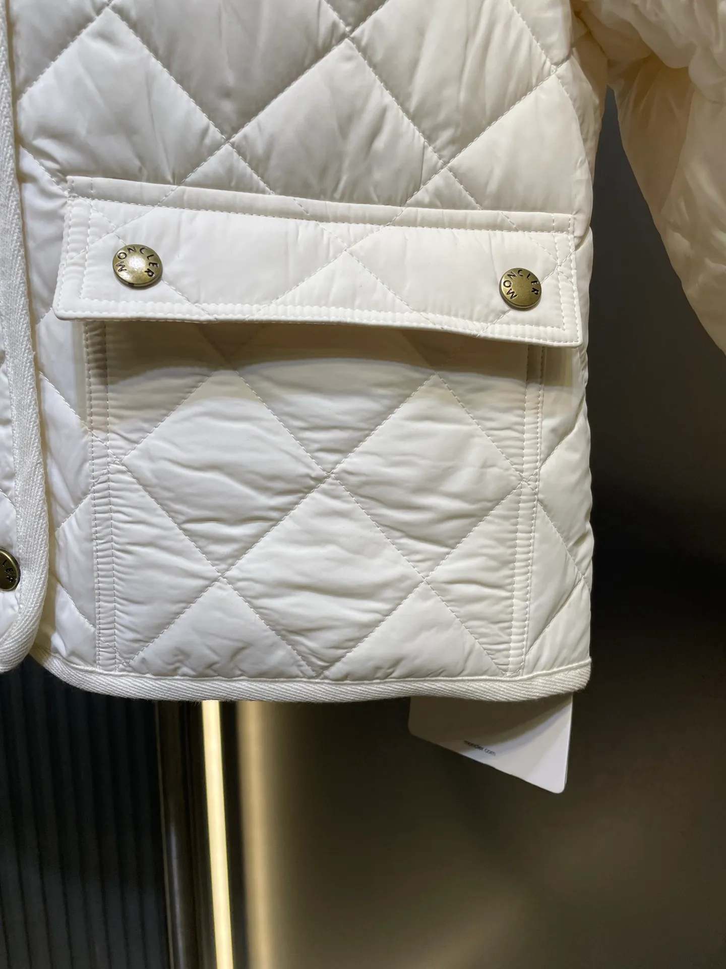 P430 moncler 🌟【Top original order】25 new diamond-shaped quilted quilted short cotton jacket. Tempered lapel, double pockets and short design! The age-reducing girlish temperament, the imported machine-pressed lattice technology and three-dimensional tailoring, the classic version interprets the autumn and winter layering style to keep warm! British style is versatile and handsome! Lightweight and warm fabric, imported machine gap workmanship quality depends on the details size: s m l