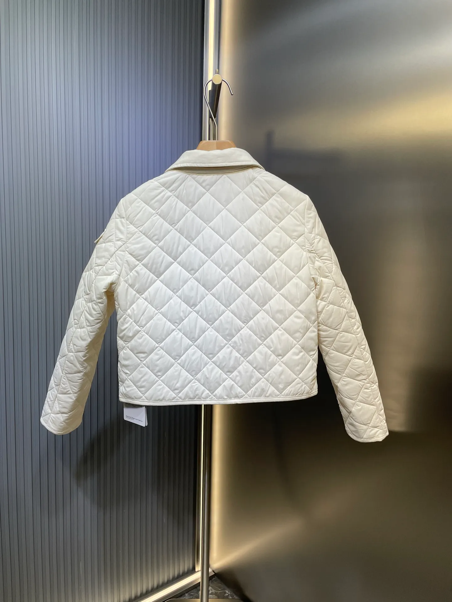 P430 moncler 🌟【Top original order】25 new diamond-shaped quilted quilted short cotton jacket. Tempered lapel, double pockets and short design! The age-reducing girlish temperament, the imported machine-pressed lattice technology and three-dimensional tailoring, the classic version interprets the autumn and winter layering style to keep warm! British style is versatile and handsome! Lightweight and warm fabric, imported machine gap workmanship quality depends on the details size: s m l