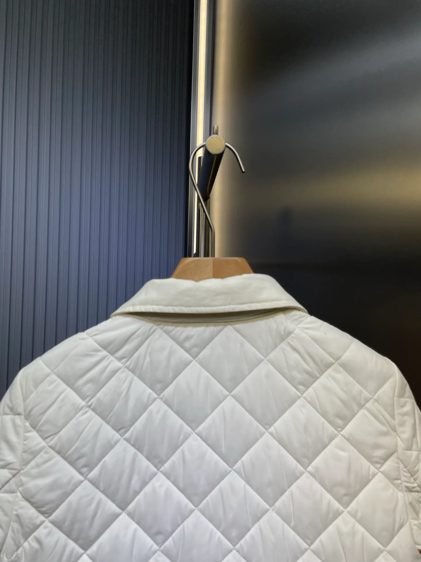 P430 moncler 🌟【Top original order】25 new diamond-shaped quilted quilted short cotton jacket. Tempered lapel, double pockets and short design! The age-reducing girlish temperament, the imported machine-pressed lattice technology and three-dimensional tailoring, the classic version interprets the autumn and winter layering style to keep warm! British style is versatile and handsome! Lightweight and warm fabric, imported machine gap workmanship quality depends on the details size: s m l