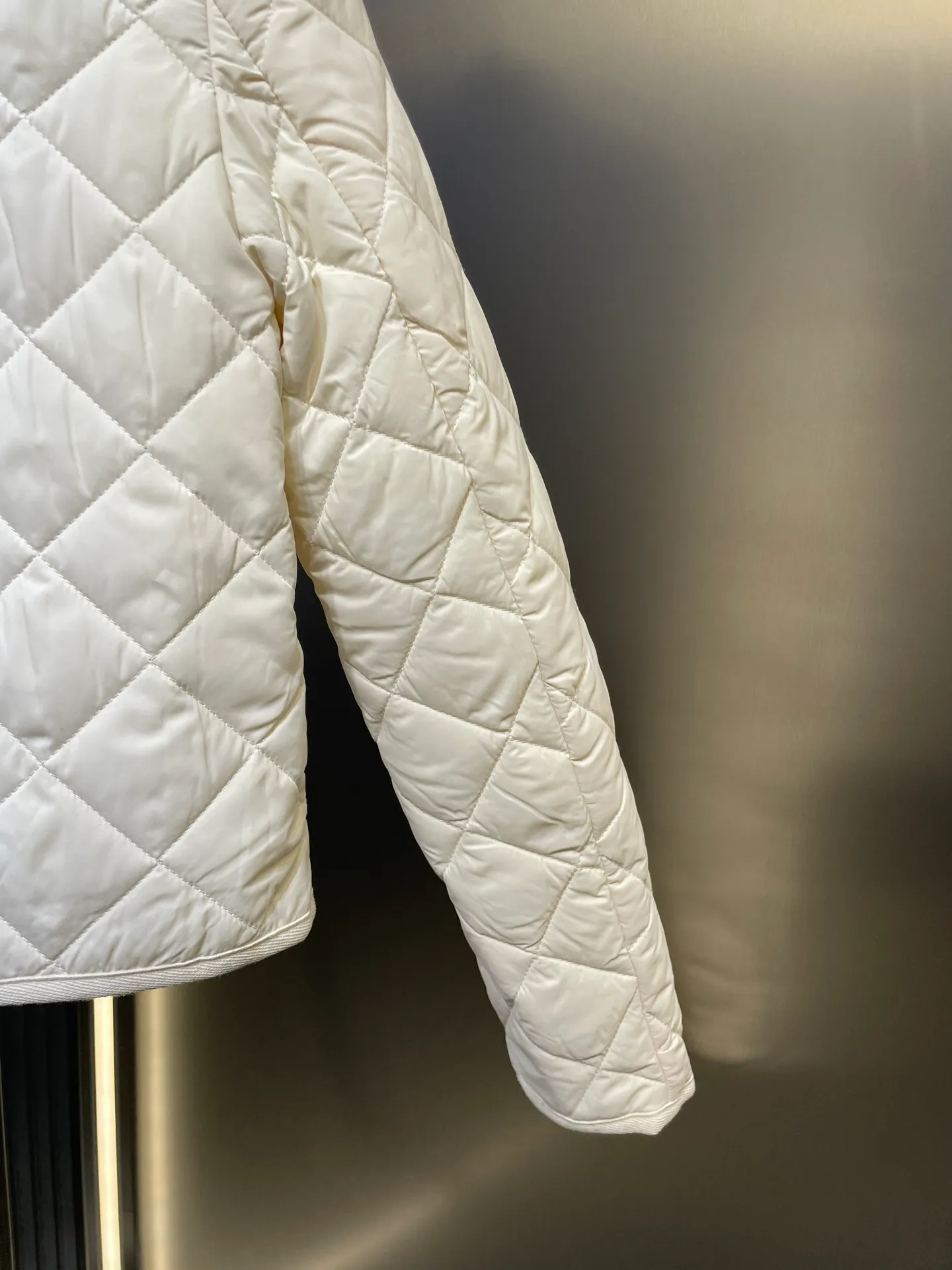 P430 moncler 🌟【Top original order】25 new diamond-shaped quilted quilted short cotton jacket. Tempered lapel, double pockets and short design! The age-reducing girlish temperament, the imported machine-pressed lattice technology and three-dimensional tailoring, the classic version interprets the autumn and winter layering style to keep warm! British style is versatile and handsome! Lightweight and warm fabric, imported machine gap workmanship quality depends on the details size: s m l