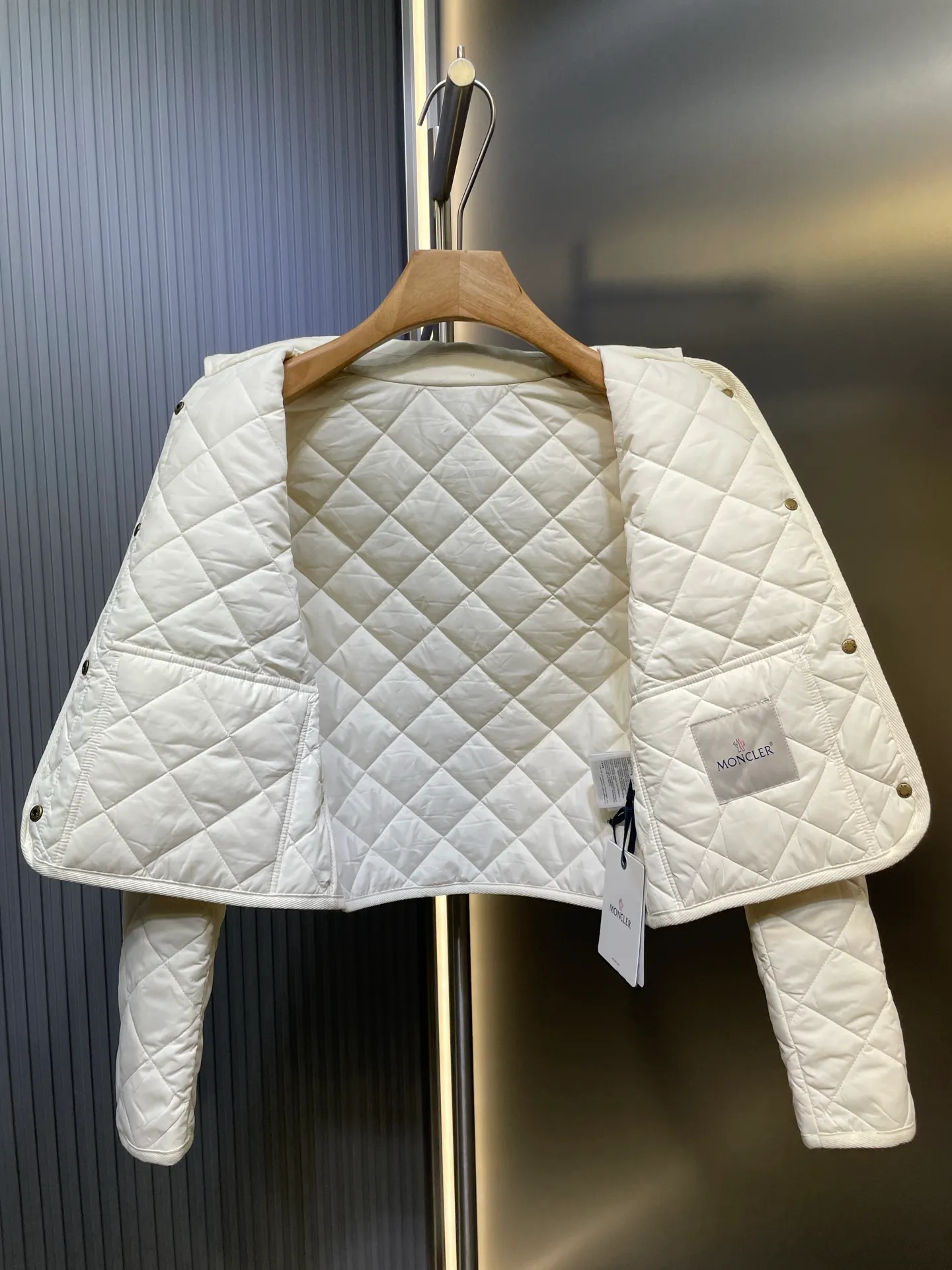 P430 moncler 🌟【Top original order】25 new diamond-shaped quilted quilted short cotton jacket. Tempered lapel, double pockets and short design! The age-reducing girlish temperament, the imported machine-pressed lattice technology and three-dimensional tailoring, the classic version interprets the autumn and winter layering style to keep warm! British style is versatile and handsome! Lightweight and warm fabric, imported machine gap workmanship quality depends on the details size: s m l