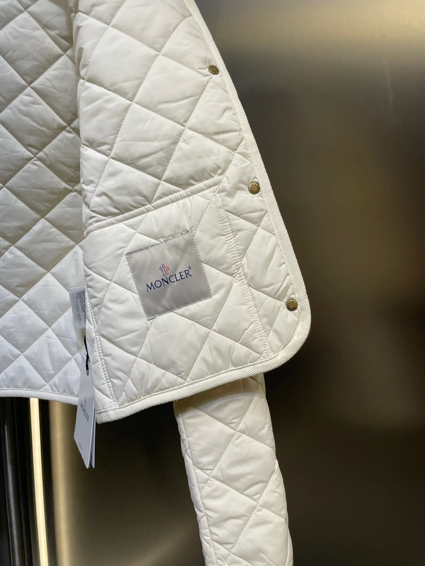 P430 moncler 🌟【Top original order】25 new diamond-shaped quilted quilted short cotton jacket. Tempered lapel, double pockets and short design! The age-reducing girlish temperament, the imported machine-pressed lattice technology and three-dimensional tailoring, the classic version interprets the autumn and winter layering style to keep warm! British style is versatile and handsome! Lightweight and warm fabric, imported machine gap workmanship quality depends on the details size: s m l