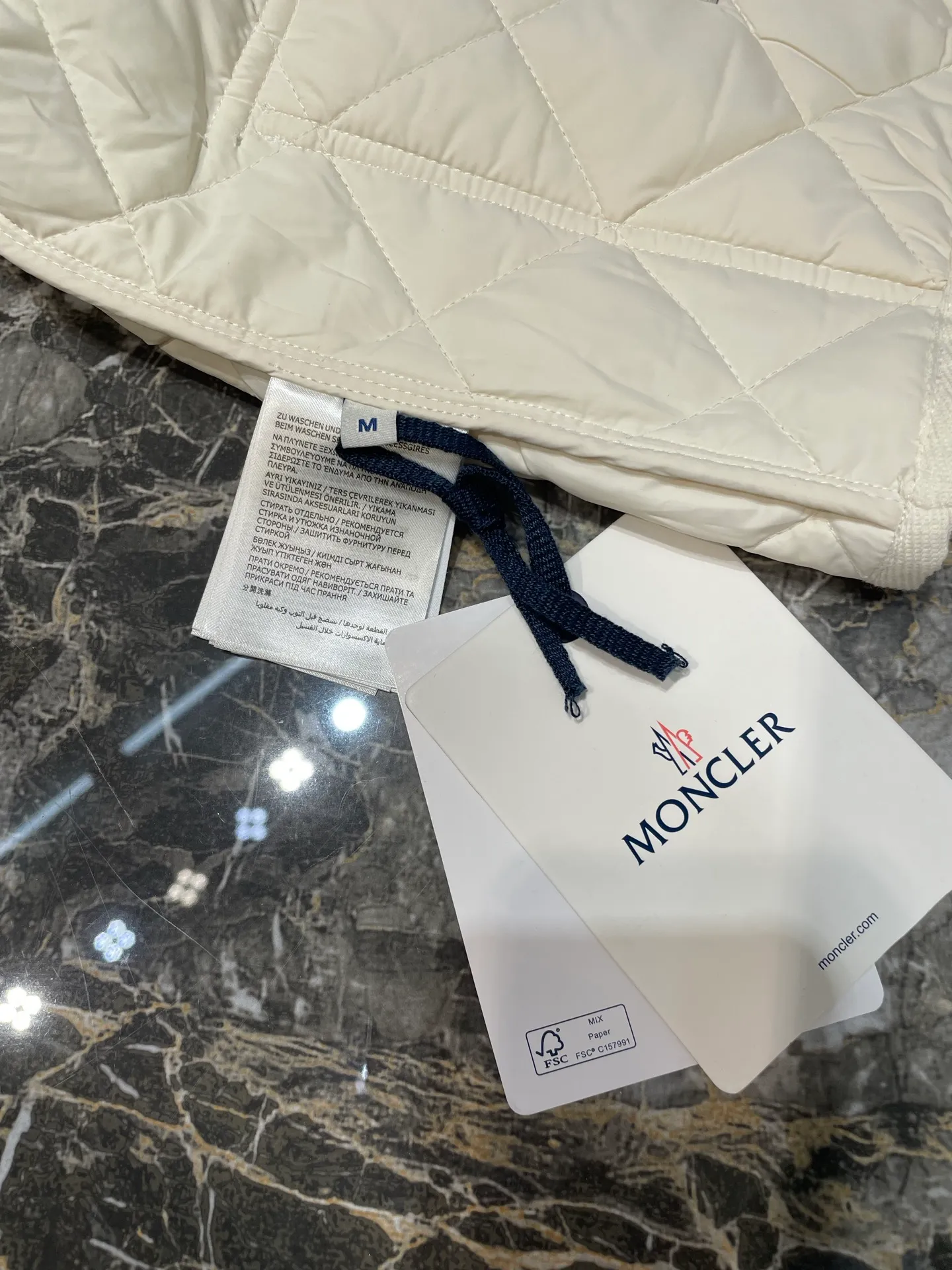 P430 moncler 🌟【Top original order】25 new diamond-shaped quilted quilted short cotton jacket. Tempered lapel, double pockets and short design! The age-reducing girlish temperament, the imported machine-pressed lattice technology and three-dimensional tailoring, the classic version interprets the autumn and winter layering style to keep warm! British style is versatile and handsome! Lightweight and warm fabric, imported machine gap workmanship quality depends on the details size: s m l