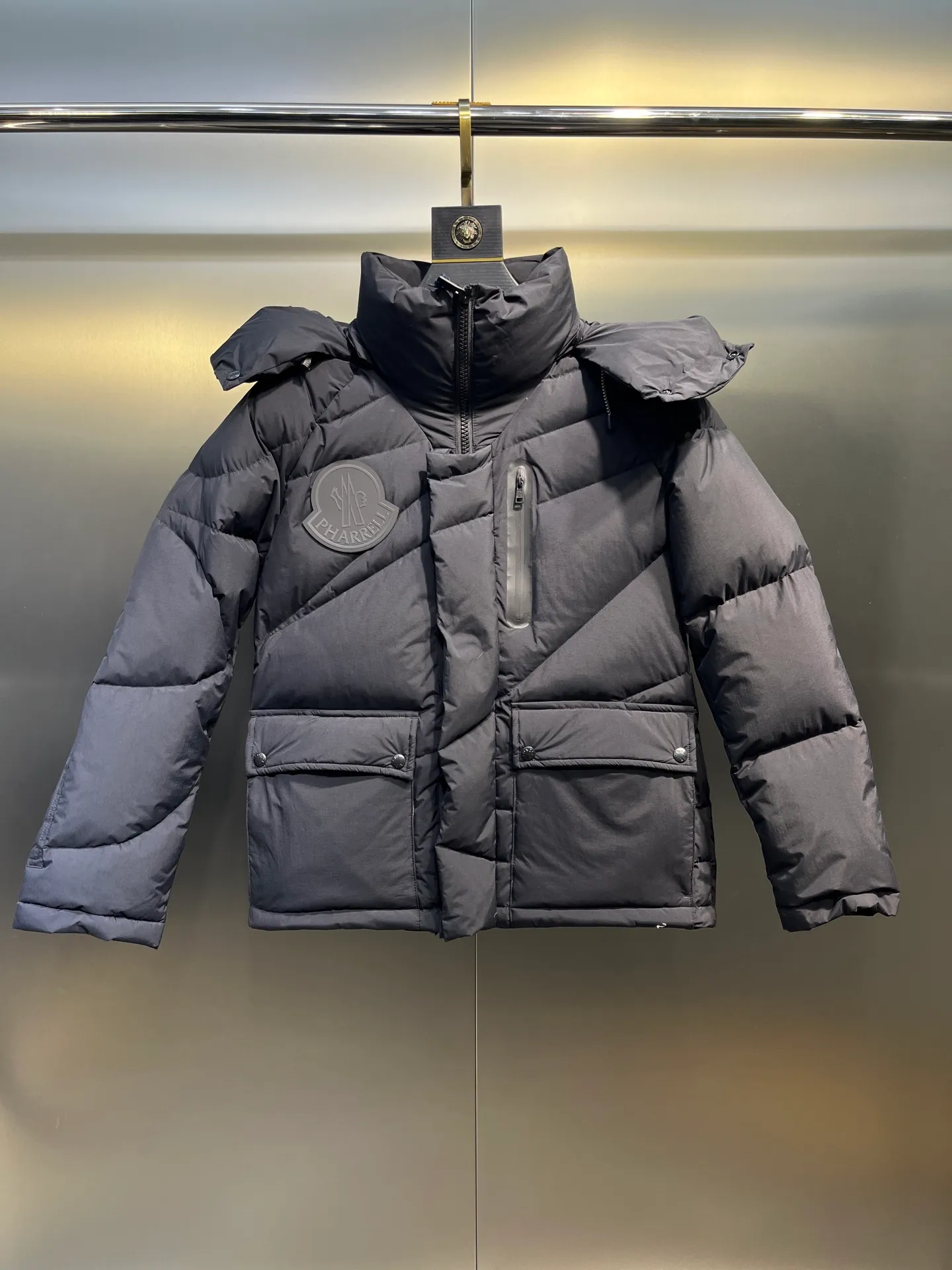 P1040 moncler 🌟 2025 new autumn and winter down jacket. Original 1:1 custom-made hardware accessories, all imported and original customization. Welcome to compare at the counter. Absolutely high quality. Made of top 90 down. Super soft. Full and fluffy. Super heavy workmanship. Fabric workmanship. 👍Perfect version. Note⚠The fabric is super comfortable. Exclusive model. Non-market product. Same style for men and women. Size: s-xxl