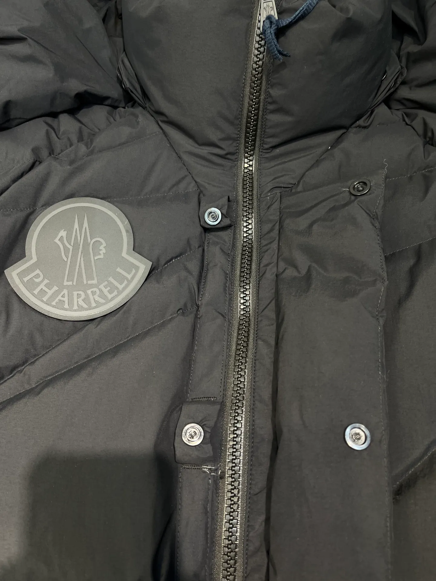 P1040 moncler 🌟 2025 new autumn and winter down jacket. Original 1:1 custom-made hardware accessories, all imported and original customization. Welcome to compare at the counter. Absolutely high quality. Made of top 90 down. Super soft. Full and fluffy. Super heavy workmanship. Fabric workmanship. 👍Perfect version. Note⚠The fabric is super comfortable. Exclusive model. Non-market product. Same style for men and women. Size: s-xxl