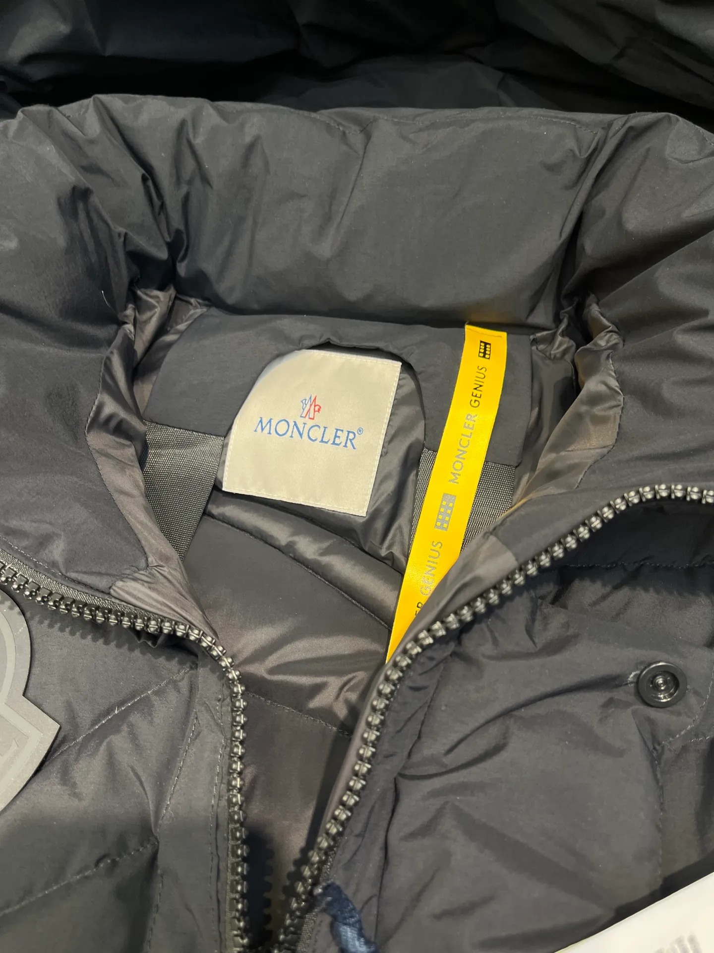 P1040 moncler 🌟 2025 new autumn and winter down jacket. Original 1:1 custom-made hardware accessories, all imported and original customization. Welcome to compare at the counter. Absolutely high quality. Made of top 90 down. Super soft. Full and fluffy. Super heavy workmanship. Fabric workmanship. 👍Perfect version. Note⚠The fabric is super comfortable. Exclusive model. Non-market product. Same style for men and women. Size: s-xxl