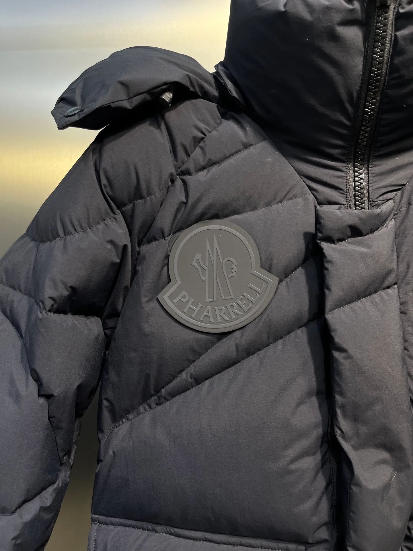P1040 moncler 🌟 2025 new autumn and winter down jacket. Original 1:1 custom-made hardware accessories, all imported and original customization. Welcome to compare at the counter. Absolutely high quality. Made of top 90 down. Super soft. Full and fluffy. Super heavy workmanship. Fabric workmanship. 👍Perfect version. Note⚠The fabric is super comfortable. Exclusive model. Non-market product. Same style for men and women. Size: s-xxl