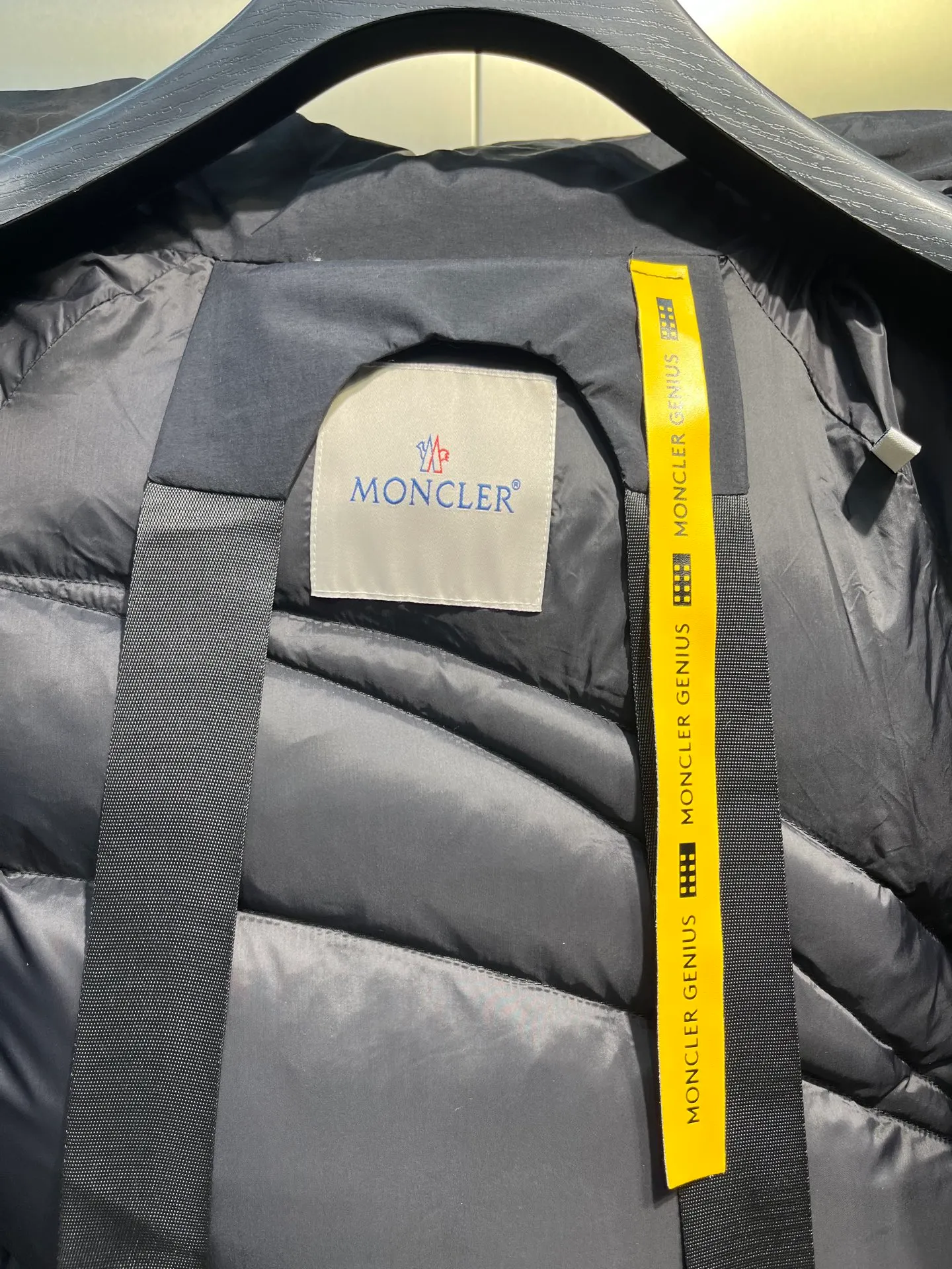 P1040 moncler 🌟 2025 new autumn and winter down jacket. Original 1:1 custom-made hardware accessories, all imported and original customization. Welcome to compare at the counter. Absolutely high quality. Made of top 90 down. Super soft. Full and fluffy. Super heavy workmanship. Fabric workmanship. 👍Perfect version. Note⚠The fabric is super comfortable. Exclusive model. Non-market product. Same style for men and women. Size: s-xxl