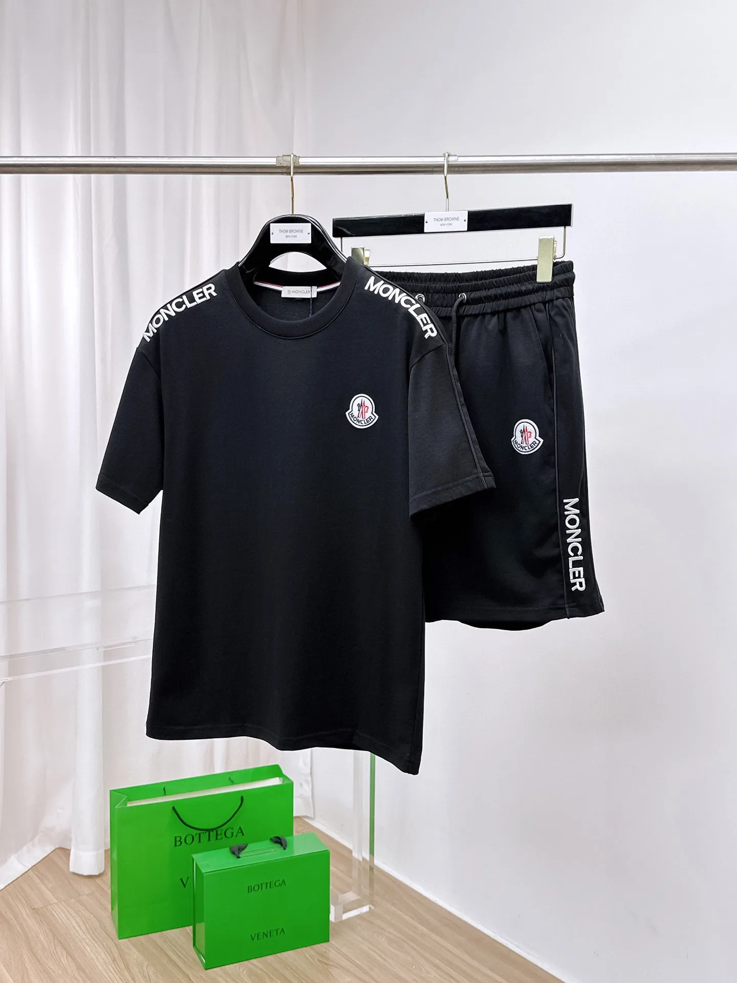 P560 Brand [MONCLER Mouth Covered] 2025 round neck short-sleeved shorts suit. The pure cotton fabric upper body will not be stuffy, the smooth and comfortable skin-friendly effect is more breathable, the fabric has its own texture, classic logo technology, a new interpretation from a unique angle, the first choice for fashion and versatility! Size: M-3XL (maximum wear: 190 pounds)