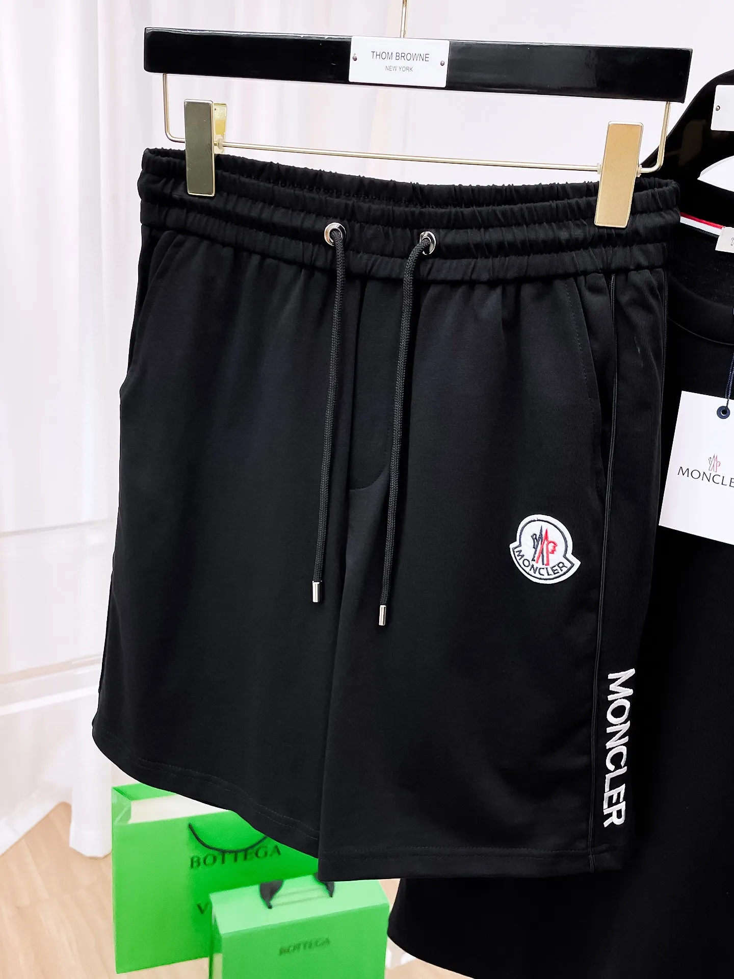 P560 Brand [MONCLER Mouth Covered] 2025 round neck short-sleeved shorts suit. The pure cotton fabric upper body will not be stuffy, the smooth and comfortable skin-friendly effect is more breathable, the fabric has its own texture, classic logo technology, a new interpretation from a unique angle, the first choice for fashion and versatility! Size: M-3XL (maximum wear: 190 pounds)