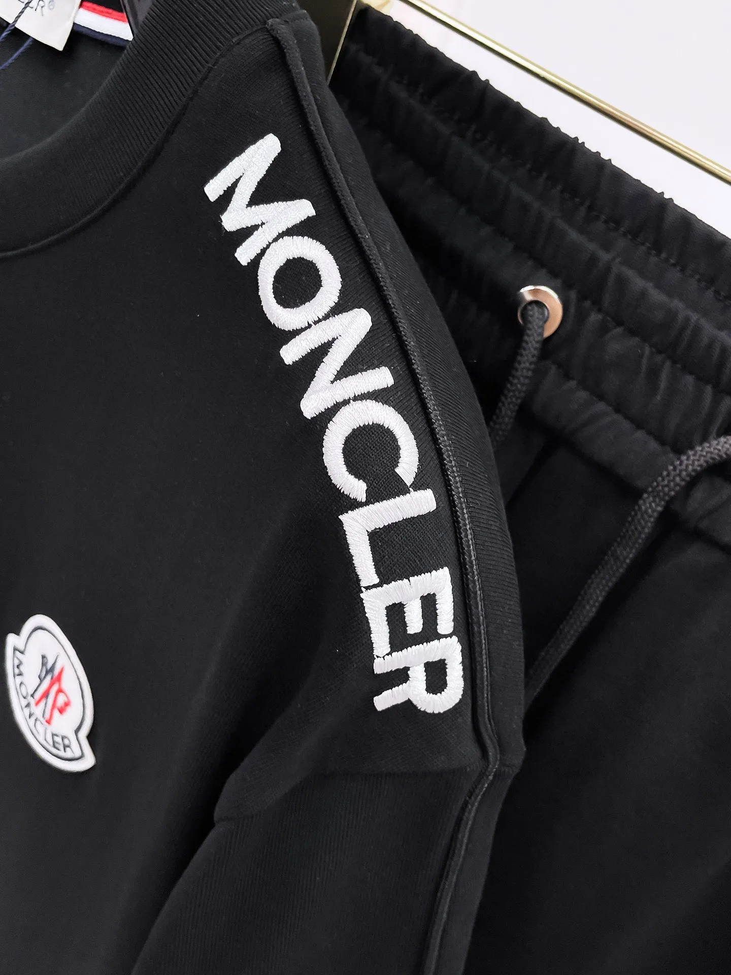 P560 Brand [MONCLER Mouth Covered] 2025 round neck short-sleeved shorts suit. The pure cotton fabric upper body will not be stuffy, the smooth and comfortable skin-friendly effect is more breathable, the fabric has its own texture, classic logo technology, a new interpretation from a unique angle, the first choice for fashion and versatility! Size: M-3XL (maximum wear: 190 pounds)