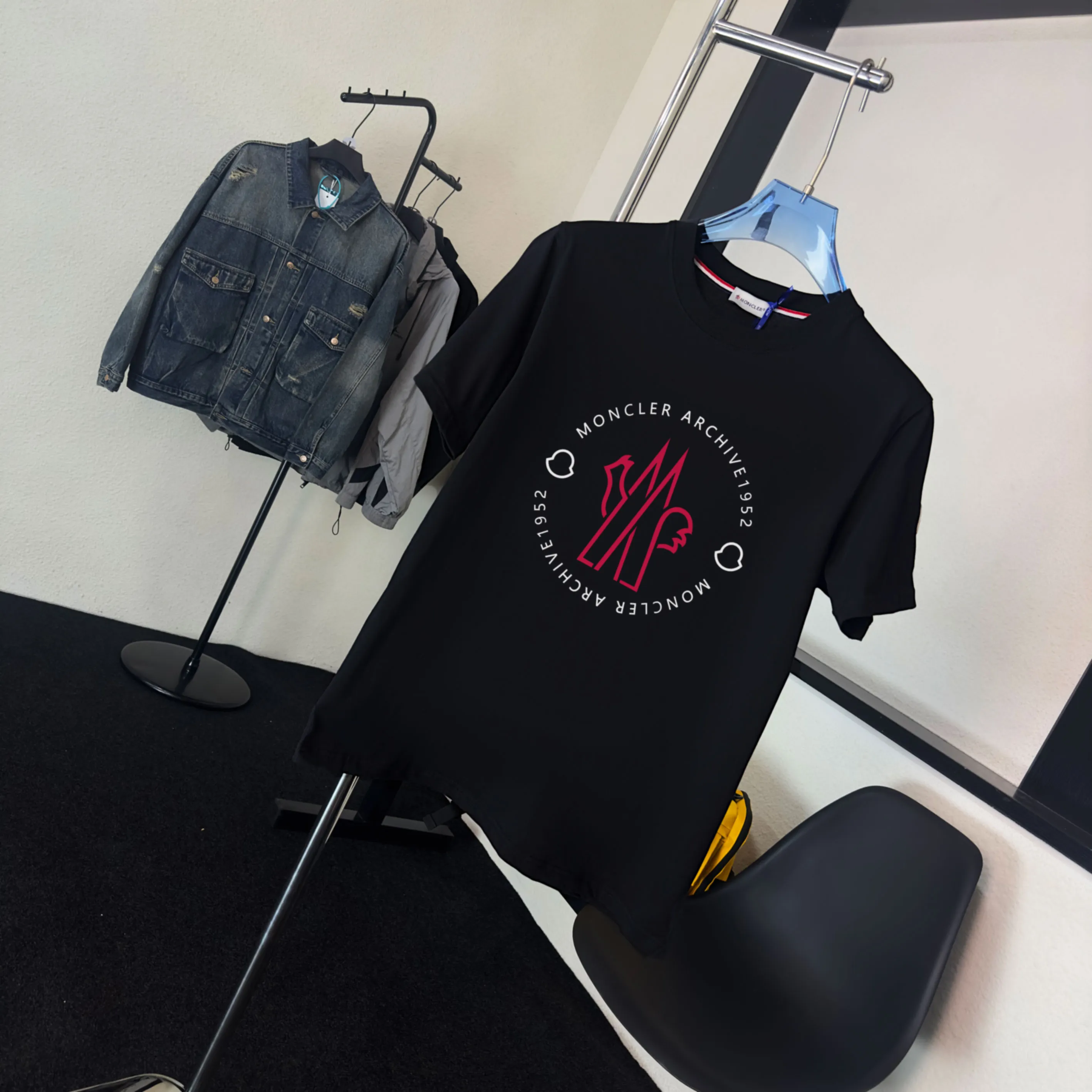 P140 💰Upgraded version "Mobile phone smart sensor ~ NFC chip armband ~ direct access to the official website for anti-counterfeiting" "Moncler ~ Mouth Mouth" 2025 new high-quality round neck short-sleeved T-shirt. The cuffs have imported embroidered labels. Customized dyeing, very comfortable to touch. Super versatile and good-looking short-sleeved. Complete with three labels. Non-market ordinary version. Feel free to compare. Quality is absolutely guaranteed! ‼ First of all, this original fabric is all custom-woven with 32-count double yarn fabric, 250G, and the weight is the same‼ Fine workmanship, double waistcoat method, double waistcoat method, double waistcoat method makes the whole dress more three-dimensional, which is not a craft that ordinary T-shirts can achieve🤪 Size: S-M-L-XL-2XL Color: black, white, apricot, same style for men and women