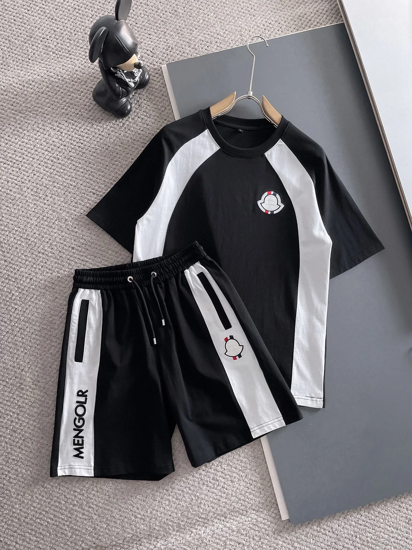 P570 Brand [MONCLER Mouth Covered] 2025 round neck short-sleeved shorts suit. The pure cotton fabric upper body will not be stuffy, the smooth and comfortable skin-friendly effect is more breathable, the fabric has its own texture, classic logo technology, a new interpretation from a unique angle, fashionable and versatile choice! Size: M-3XL (maximum wear: 190 pounds)