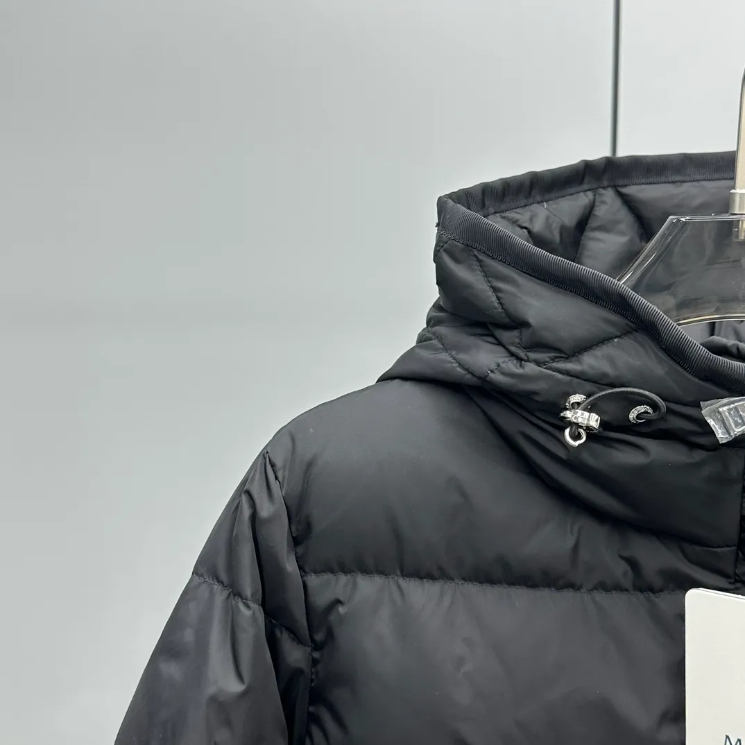 P980 Moncler 2025 Autumn and Winter New Avoce Short Women's Waist Slim Fit Adjustable Hood Down Jacket Jacket is three-dimensionally cut to reshape the elegant curves in winter and say goodbye to bloat! The ingenious three-dimensional cut and waist design outline the charming waistline in the down jacket, making it slimmer and slimmer. Whether commuting in the city or traveling on the weekend, you can always look confident and charming. Original hardware mold opening, details prove the quality. Each hardware piece is customized with original craftsmanship and mold opening, with delicate texture and durability. The zippers are smooth and the fasteners are exquisite, interpreting the attitude of high-end fashion in every detail. Light and warm, keeping out the cold without being heavy. Filled with high-quality down, which is light, soft but doubles the warmth. The short design is neat and tall. Pair it with high-waisted bottoms or boots to easily lengthen your body proportions.  Color: Black White Gray Size: 1-2-3-4