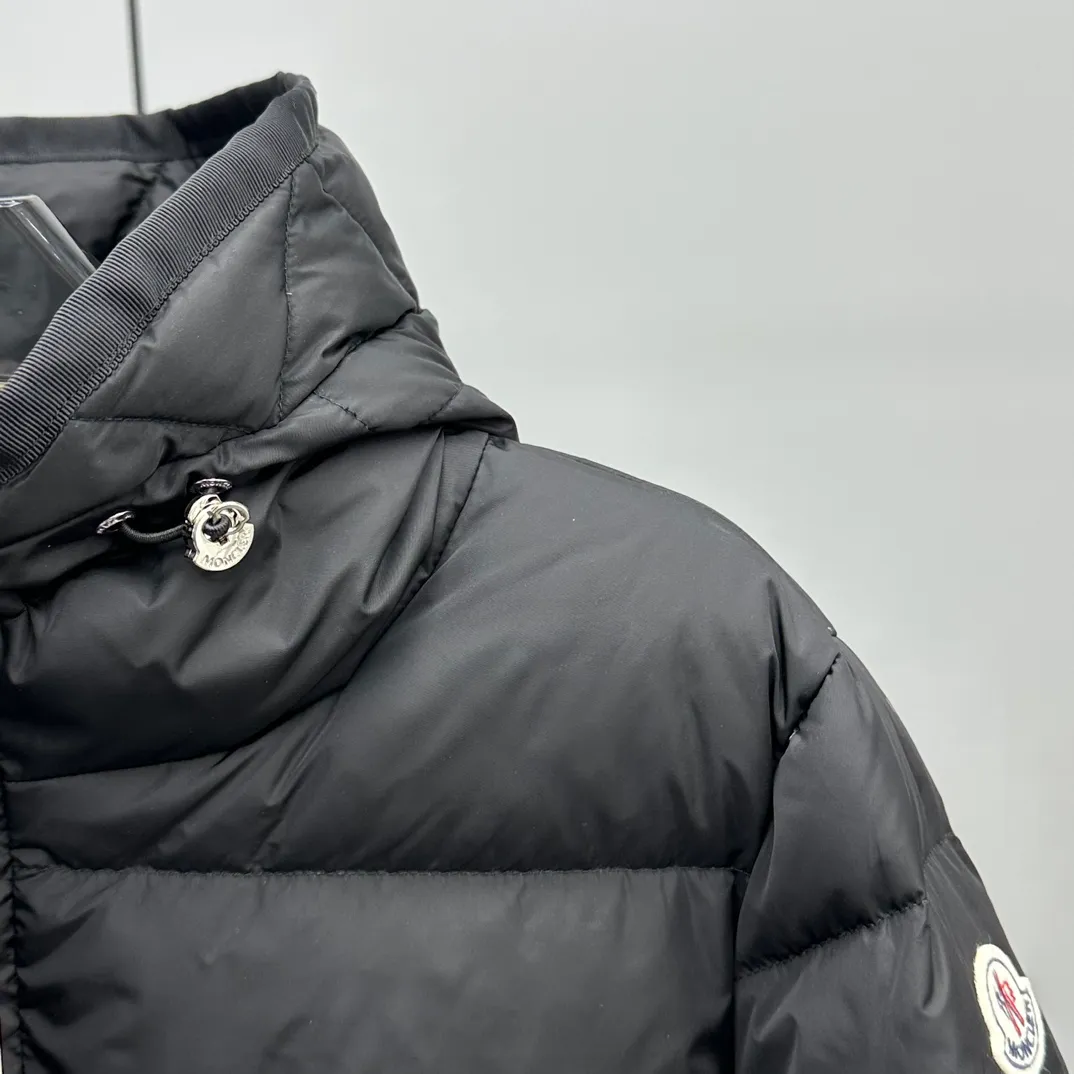P980 Moncler 2025 Autumn and Winter New Avoce Short Women's Waist Slim Fit Adjustable Hood Down Jacket Jacket is three-dimensionally cut to reshape the elegant curves in winter and say goodbye to bloat! The ingenious three-dimensional cut and waist design outline the charming waistline in the down jacket, making it slimmer and slimmer. Whether commuting in the city or traveling on the weekend, you can always look confident and charming. Original hardware mold opening, details prove the quality. Each hardware piece is customized with original craftsmanship and mold opening, with delicate texture and durability. The zippers are smooth and the fasteners are exquisite, interpreting the attitude of high-end fashion in every detail. Light and warm, keeping out the cold without being heavy. Filled with high-quality down, which is light, soft but doubles the warmth. The short design is neat and tall. Pair it with high-waisted bottoms or boots to easily lengthen your body proportions.  Color: Black White Gray Size: 1-2-3-4