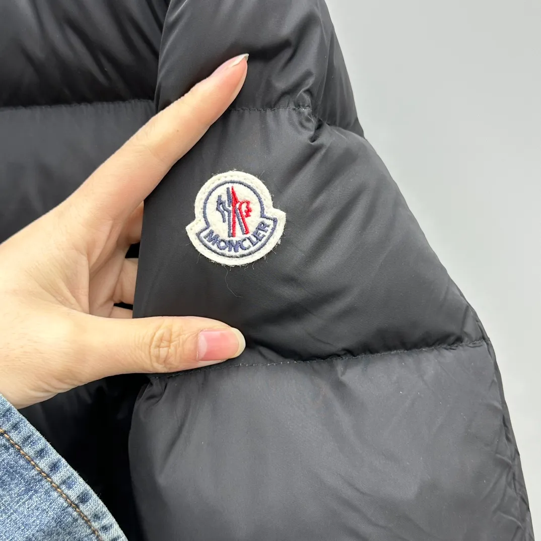 P980 Moncler 2025 Autumn and Winter New Avoce Short Women's Waist Slim Fit Adjustable Hood Down Jacket Jacket is three-dimensionally cut to reshape the elegant curves in winter and say goodbye to bloat! The ingenious three-dimensional cut and waist design outline the charming waistline in the down jacket, making it slimmer and slimmer. Whether commuting in the city or traveling on the weekend, you can always look confident and charming. Original hardware mold opening, details prove the quality. Each hardware piece is customized with original craftsmanship and mold opening, with delicate texture and durability. The zippers are smooth and the fasteners are exquisite, interpreting the attitude of high-end fashion in every detail. Light and warm, keeping out the cold without being heavy. Filled with high-quality down, which is light, soft but doubles the warmth. The short design is neat and tall. Pair it with high-waisted bottoms or boots to easily lengthen your body proportions.  Color: Black White Gray Size: 1-2-3-4