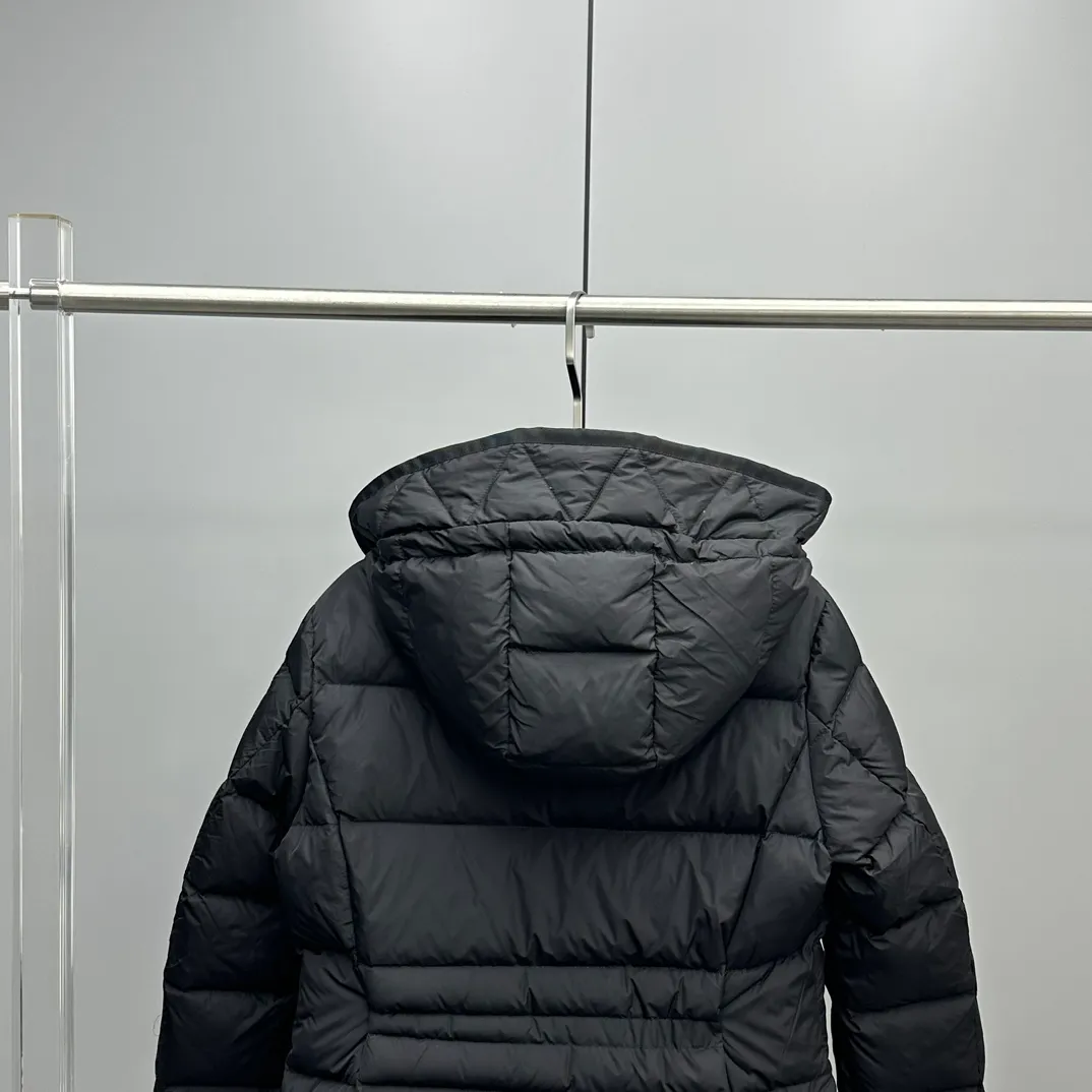 P980 Moncler 2025 Autumn and Winter New Avoce Short Women's Waist Slim Fit Adjustable Hood Down Jacket Jacket is three-dimensionally cut to reshape the elegant curves in winter and say goodbye to bloat! The ingenious three-dimensional cut and waist design outline the charming waistline in the down jacket, making it slimmer and slimmer. Whether commuting in the city or traveling on the weekend, you can always look confident and charming. Original hardware mold opening, details prove the quality. Each hardware piece is customized with original craftsmanship and mold opening, with delicate texture and durability. The zippers are smooth and the fasteners are exquisite, interpreting the attitude of high-end fashion in every detail. Light and warm, keeping out the cold without being heavy. Filled with high-quality down, which is light, soft but doubles the warmth. The short design is neat and tall. Pair it with high-waisted bottoms or boots to easily lengthen your body proportions.  Color: Black White Gray Size: 1-2-3-4