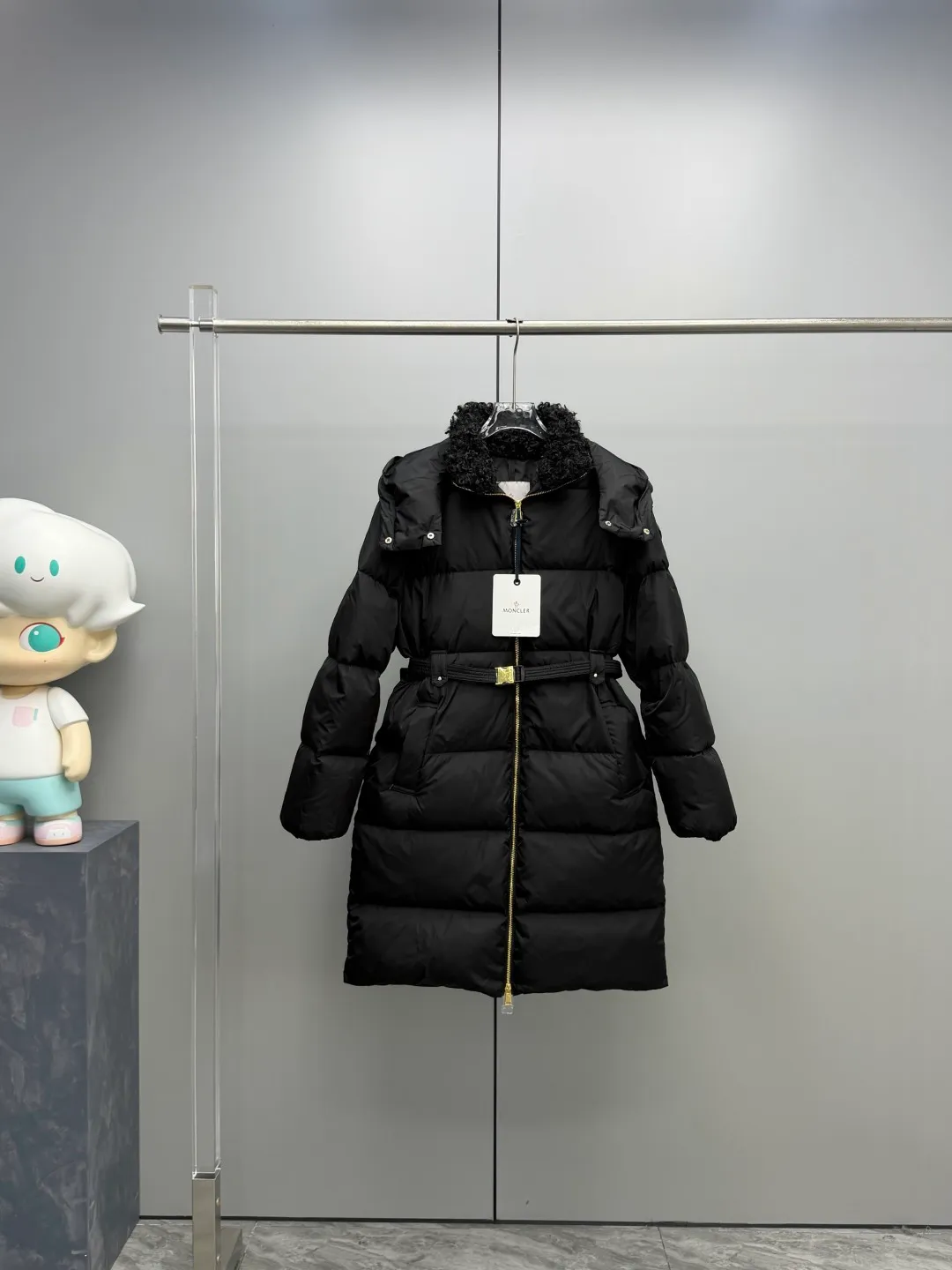 P1100 Moncler 2025 Briant Women's Hooded Mid-length Belt Slimming Down Jacket The "all-rounder" of the winter wardrobe. It is the king of "Practical Aesthetics" in the new season of Moncler ✨ The mid-length silhouette wraps the whole body in warmth, and the detachable hood can be adapted to changing scenes - it is buckled to provide winter armor to protect against wind and cold, and it is removed for a light and elegant urban style. The sheepskin wool splicing on the collar is the soul detail, and the soft velvet touch wraps around the neck gently; the adjustable belt on the waist accurately cuts out the slim waistline, breaking the bloated stereotype of down jackets, making slimming and keeping warm two-way. Milky white is a winter soft light filter, and black is a cool-toned high-end card. Briant uses one piece of clothing to contain all your expectations for winter! Color: Size: 0123