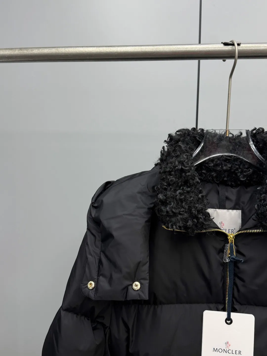 P1100 Moncler 2025 Briant Women's Hooded Mid-length Belt Slimming Down Jacket The "all-rounder" of the winter wardrobe. It is the king of "Practical Aesthetics" in the new season of Moncler ✨ The mid-length silhouette wraps the whole body in warmth, and the detachable hood can be adapted to changing scenes - it is buckled to provide winter armor to protect against wind and cold, and it is removed for a light and elegant urban style. The sheepskin wool splicing on the collar is the soul detail, and the soft velvet touch wraps around the neck gently; the adjustable belt on the waist accurately cuts out the slim waistline, breaking the bloated stereotype of down jackets, making slimming and keeping warm two-way. Milky white is a winter soft light filter, and black is a cool-toned high-end card. Briant uses one piece of clothing to contain all your expectations for winter! Color: Size: 0123