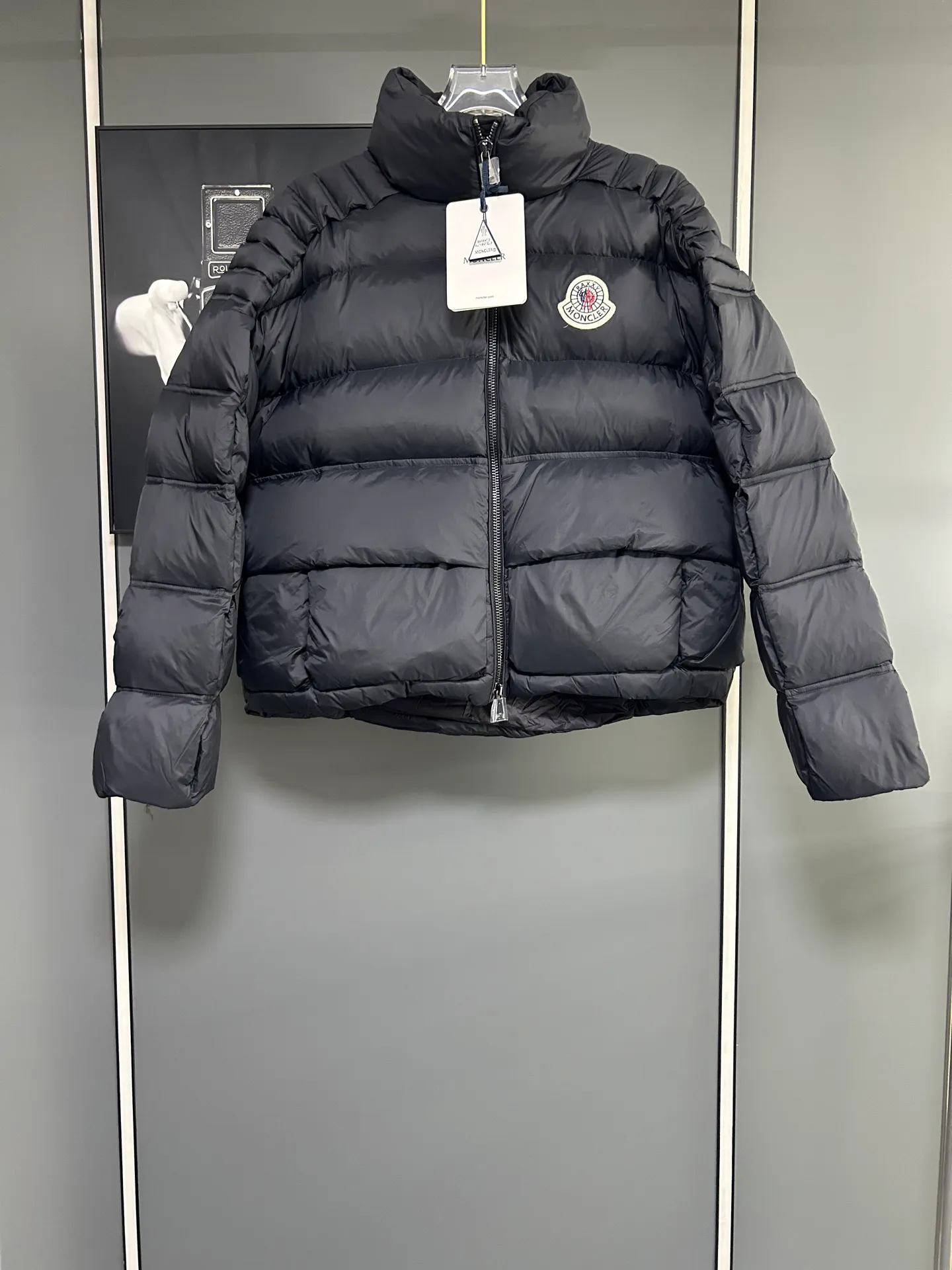 P1000 Moncler special grade down⬆️Moner x Cistopher Raxxy celebrity style 3D quilted zipper down jacket for men and women. This down is a men's and women's single product of the Moner x Cistopher Raxxy series. The decorative elements convey the design concept of the ladder of dreams. Actors Zhou Yutong and Wang Anyu passionately interpret the "Dream Staircase" design concept. This three-dimensional quilted down jacket is made of lightweight tear-resistant fabric and was created in collaboration with Cistopher Raxxy. This down jacket is inspired by a spiral staircase, with decorative elements that represent the winding steps of destiny. Details Made of lightweight ripstop fabric Fine ripstop lining Zippered opening and hidden pockets Windproof fly Zip closure Quilted patch, down-filled Co-branded felt logo patch size: 1.2.3.4
