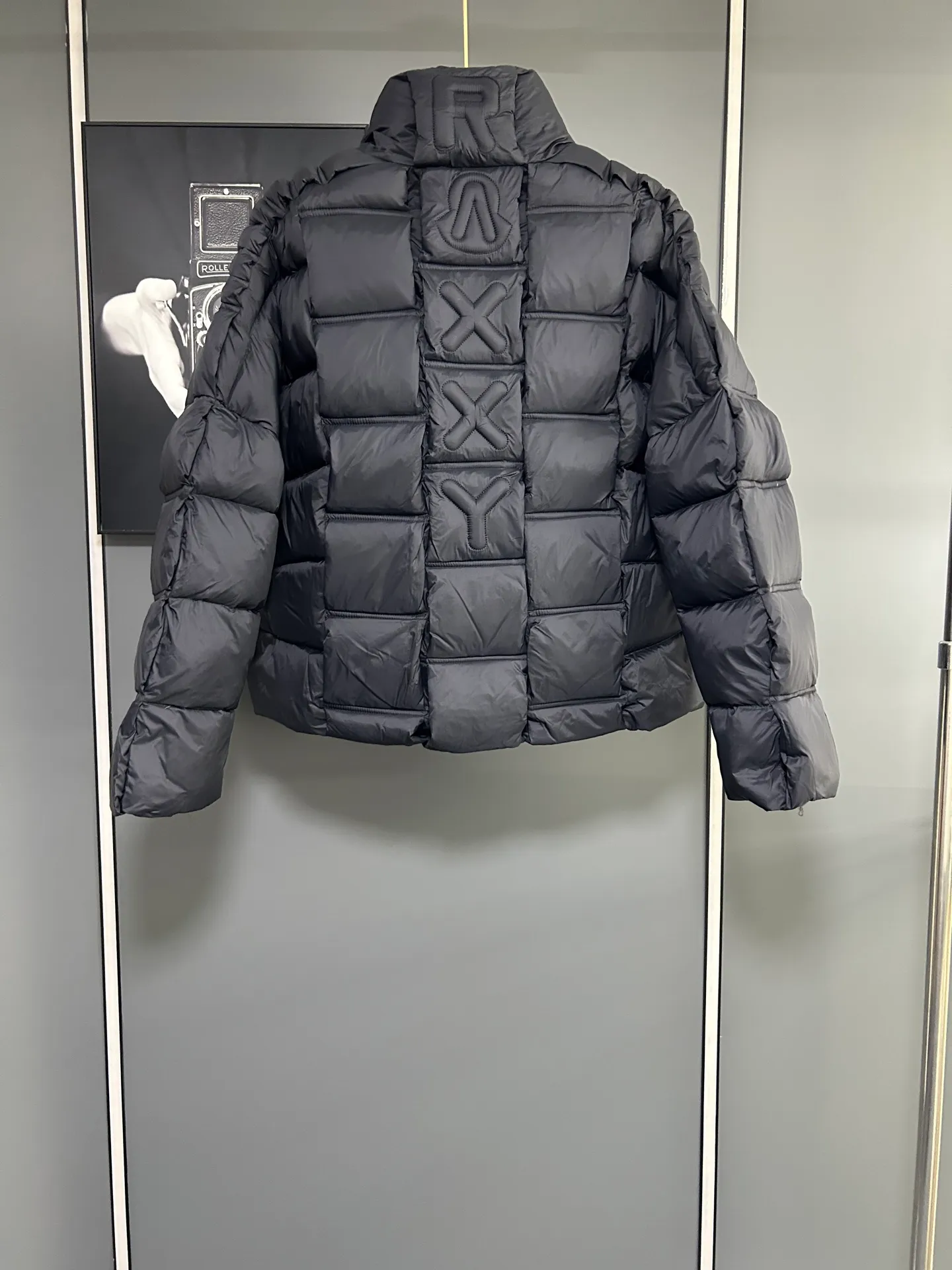 P1000 Moncler special grade down⬆️Moner x Cistopher Raxxy celebrity style 3D quilted zipper down jacket for men and women. This down is a men's and women's single product of the Moner x Cistopher Raxxy series. The decorative elements convey the design concept of the ladder of dreams. Actors Zhou Yutong and Wang Anyu passionately interpret the "Dream Staircase" design concept. This three-dimensional quilted down jacket is made of lightweight tear-resistant fabric and was created in collaboration with Cistopher Raxxy. This down jacket is inspired by a spiral staircase, with decorative elements that represent the winding steps of destiny. Details Made of lightweight ripstop fabric Fine ripstop lining Zippered opening and hidden pockets Windproof fly Zip closure Quilted patch, down-filled Co-branded felt logo patch size: 1.2.3.4