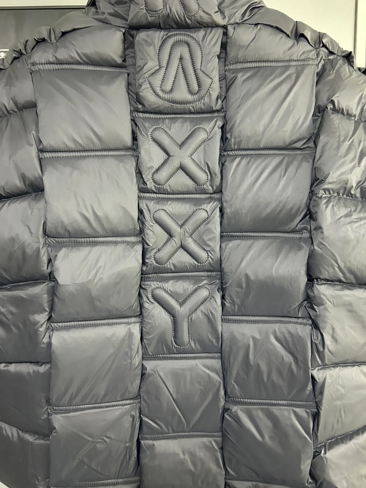 P1000 Moncler special grade down⬆️Moner x Cistopher Raxxy celebrity style 3D quilted zipper down jacket for men and women. This down is a men's and women's single product of the Moner x Cistopher Raxxy series. The decorative elements convey the design concept of the ladder of dreams. Actors Zhou Yutong and Wang Anyu passionately interpret the "Dream Staircase" design concept. This three-dimensional quilted down jacket is made of lightweight tear-resistant fabric and was created in collaboration with Cistopher Raxxy. This down jacket is inspired by a spiral staircase, with decorative elements that represent the winding steps of destiny. Details Made of lightweight ripstop fabric Fine ripstop lining Zippered opening and hidden pockets Windproof fly Zip closure Quilted patch, down-filled Co-branded felt logo patch size: 1.2.3.4