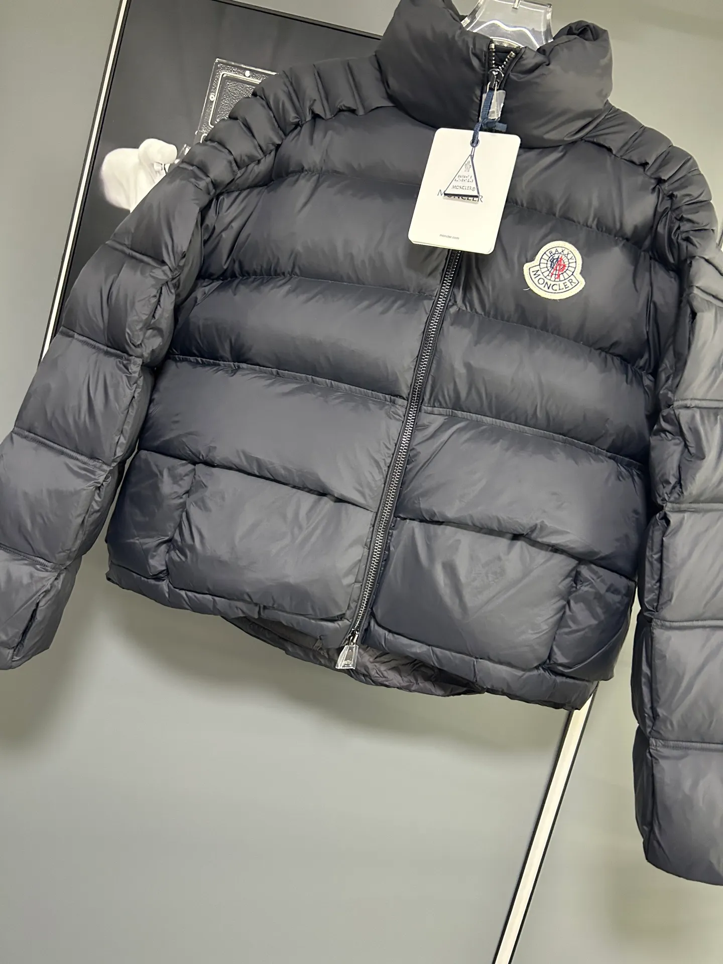 P1000 Moncler special grade down⬆️Moner x Cistopher Raxxy celebrity style 3D quilted zipper down jacket for men and women. This down is a men's and women's single product of the Moner x Cistopher Raxxy series. The decorative elements convey the design concept of the ladder of dreams. Actors Zhou Yutong and Wang Anyu passionately interpret the "Dream Staircase" design concept. This three-dimensional quilted down jacket is made of lightweight tear-resistant fabric and was created in collaboration with Cistopher Raxxy. This down jacket is inspired by a spiral staircase, with decorative elements that represent the winding steps of destiny. Details Made of lightweight ripstop fabric Fine ripstop lining Zippered opening and hidden pockets Windproof fly Zip closure Quilted patch, down-filled Co-branded felt logo patch size: 1.2.3.4