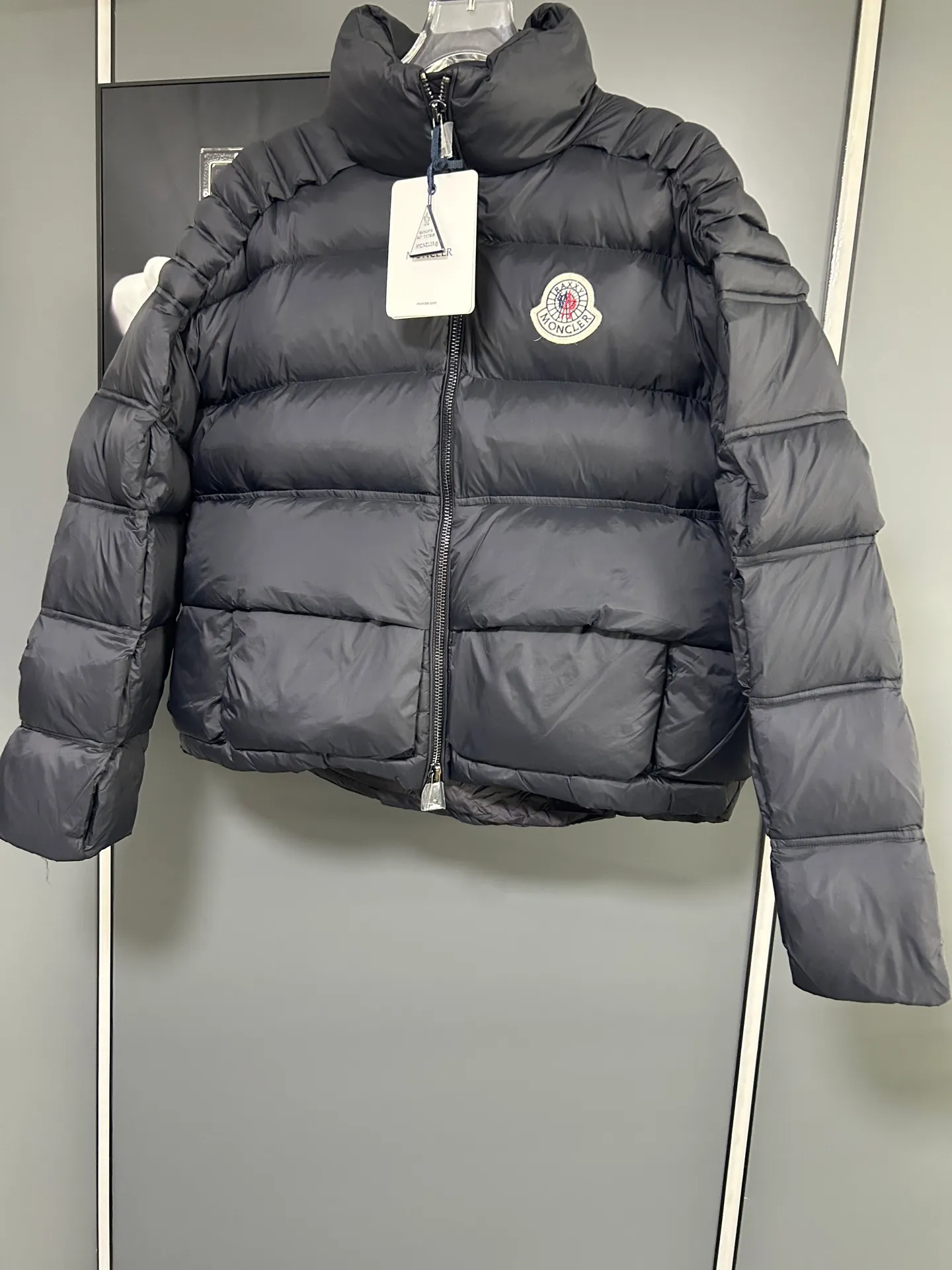 P1000 Moncler special grade down⬆️Moner x Cistopher Raxxy celebrity style 3D quilted zipper down jacket for men and women. This down is a men's and women's single product of the Moner x Cistopher Raxxy series. The decorative elements convey the design concept of the ladder of dreams. Actors Zhou Yutong and Wang Anyu passionately interpret the "Dream Staircase" design concept. This three-dimensional quilted down jacket is made of lightweight tear-resistant fabric and was created in collaboration with Cistopher Raxxy. This down jacket is inspired by a spiral staircase, with decorative elements that represent the winding steps of destiny. Details Made of lightweight ripstop fabric Fine ripstop lining Zippered opening and hidden pockets Windproof fly Zip closure Quilted patch, down-filled Co-branded felt logo patch size: 1.2.3.4