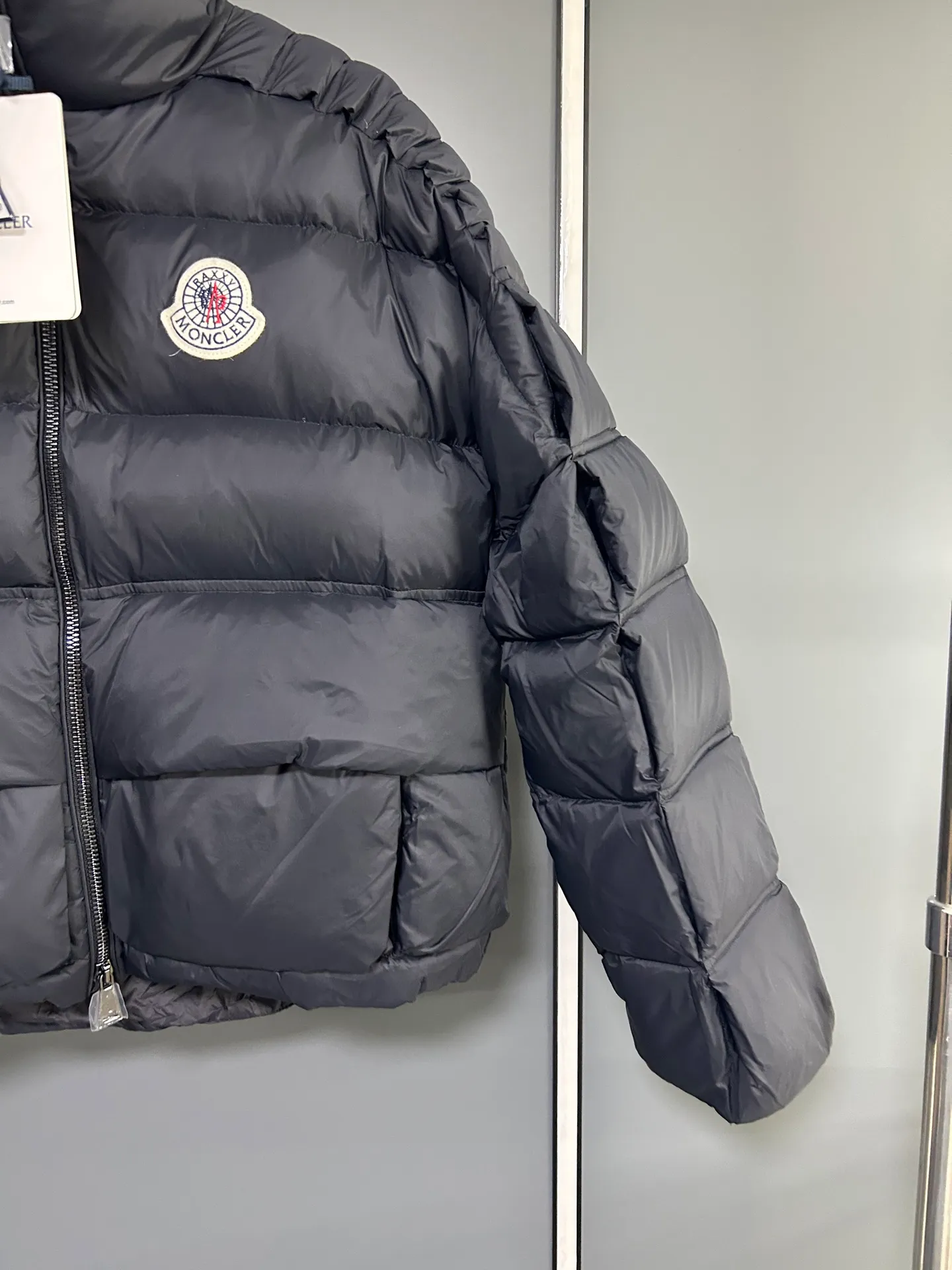 P1000 Moncler special grade down⬆️Moner x Cistopher Raxxy celebrity style 3D quilted zipper down jacket for men and women. This down is a men's and women's single product of the Moner x Cistopher Raxxy series. The decorative elements convey the design concept of the ladder of dreams. Actors Zhou Yutong and Wang Anyu passionately interpret the "Dream Staircase" design concept. This three-dimensional quilted down jacket is made of lightweight tear-resistant fabric and was created in collaboration with Cistopher Raxxy. This down jacket is inspired by a spiral staircase, with decorative elements that represent the winding steps of destiny. Details Made of lightweight ripstop fabric Fine ripstop lining Zippered opening and hidden pockets Windproof fly Zip closure Quilted patch, down-filled Co-branded felt logo patch size: 1.2.3.4