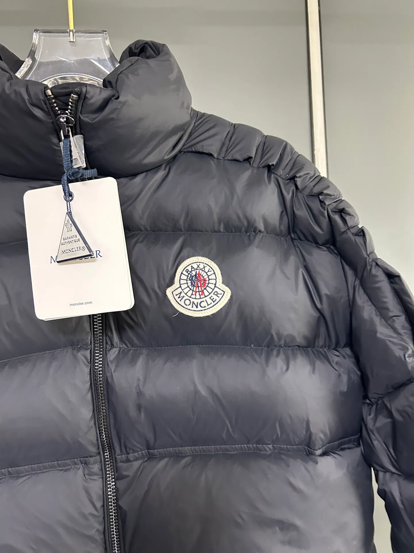 P1000 Moncler special grade down⬆️Moner x Cistopher Raxxy celebrity style 3D quilted zipper down jacket for men and women. This down is a men's and women's single product of the Moner x Cistopher Raxxy series. The decorative elements convey the design concept of the ladder of dreams. Actors Zhou Yutong and Wang Anyu passionately interpret the "Dream Staircase" design concept. This three-dimensional quilted down jacket is made of lightweight tear-resistant fabric and was created in collaboration with Cistopher Raxxy. This down jacket is inspired by a spiral staircase, with decorative elements that represent the winding steps of destiny. Details Made of lightweight ripstop fabric Fine ripstop lining Zippered opening and hidden pockets Windproof fly Zip closure Quilted patch, down-filled Co-branded felt logo patch size: 1.2.3.4