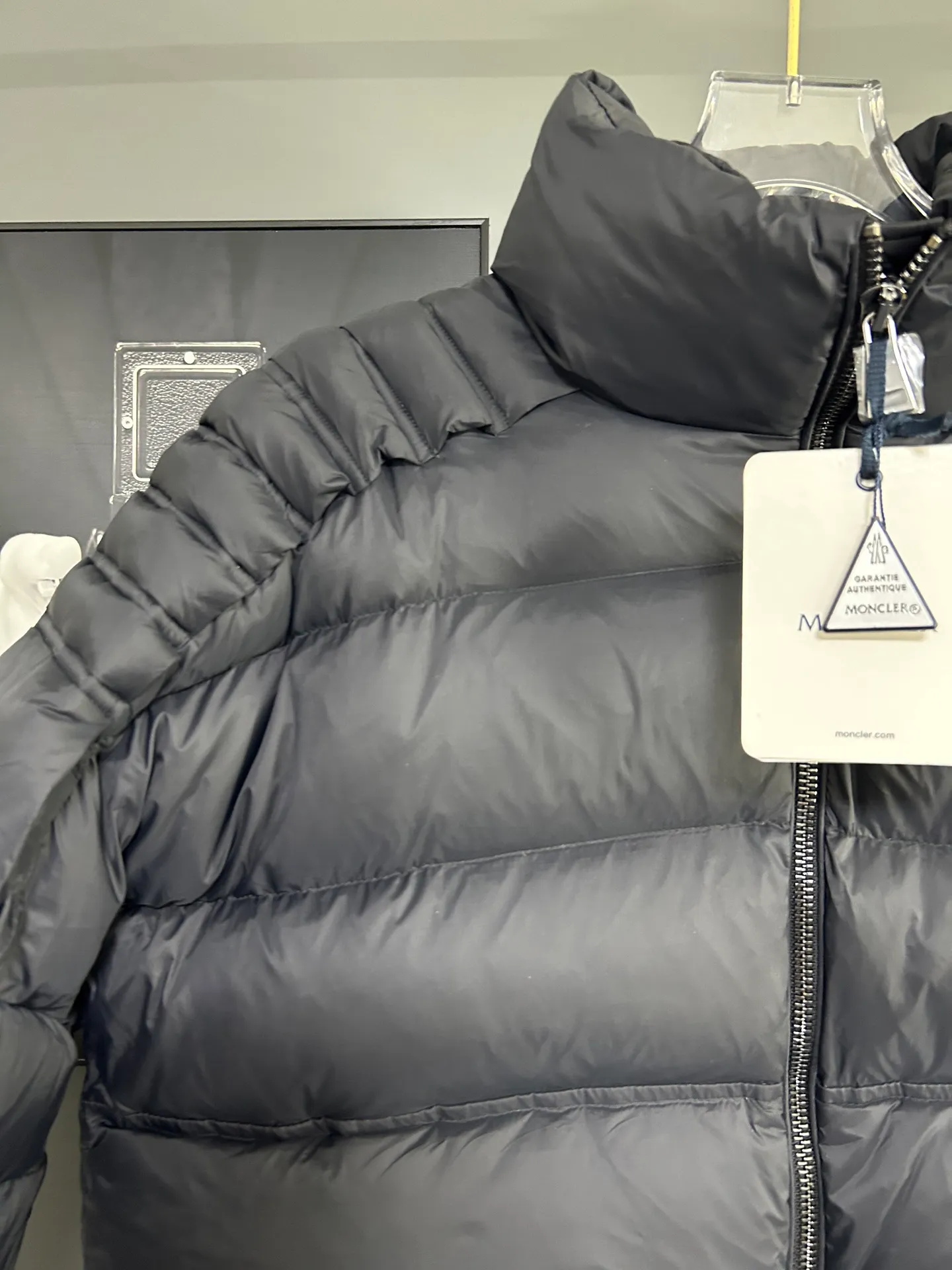 P1000 Moncler special grade down⬆️Moner x Cistopher Raxxy celebrity style 3D quilted zipper down jacket for men and women. This down is a men's and women's single product of the Moner x Cistopher Raxxy series. The decorative elements convey the design concept of the ladder of dreams. Actors Zhou Yutong and Wang Anyu passionately interpret the "Dream Staircase" design concept. This three-dimensional quilted down jacket is made of lightweight tear-resistant fabric and was created in collaboration with Cistopher Raxxy. This down jacket is inspired by a spiral staircase, with decorative elements that represent the winding steps of destiny. Details Made of lightweight ripstop fabric Fine ripstop lining Zippered opening and hidden pockets Windproof fly Zip closure Quilted patch, down-filled Co-branded felt logo patch size: 1.2.3.4