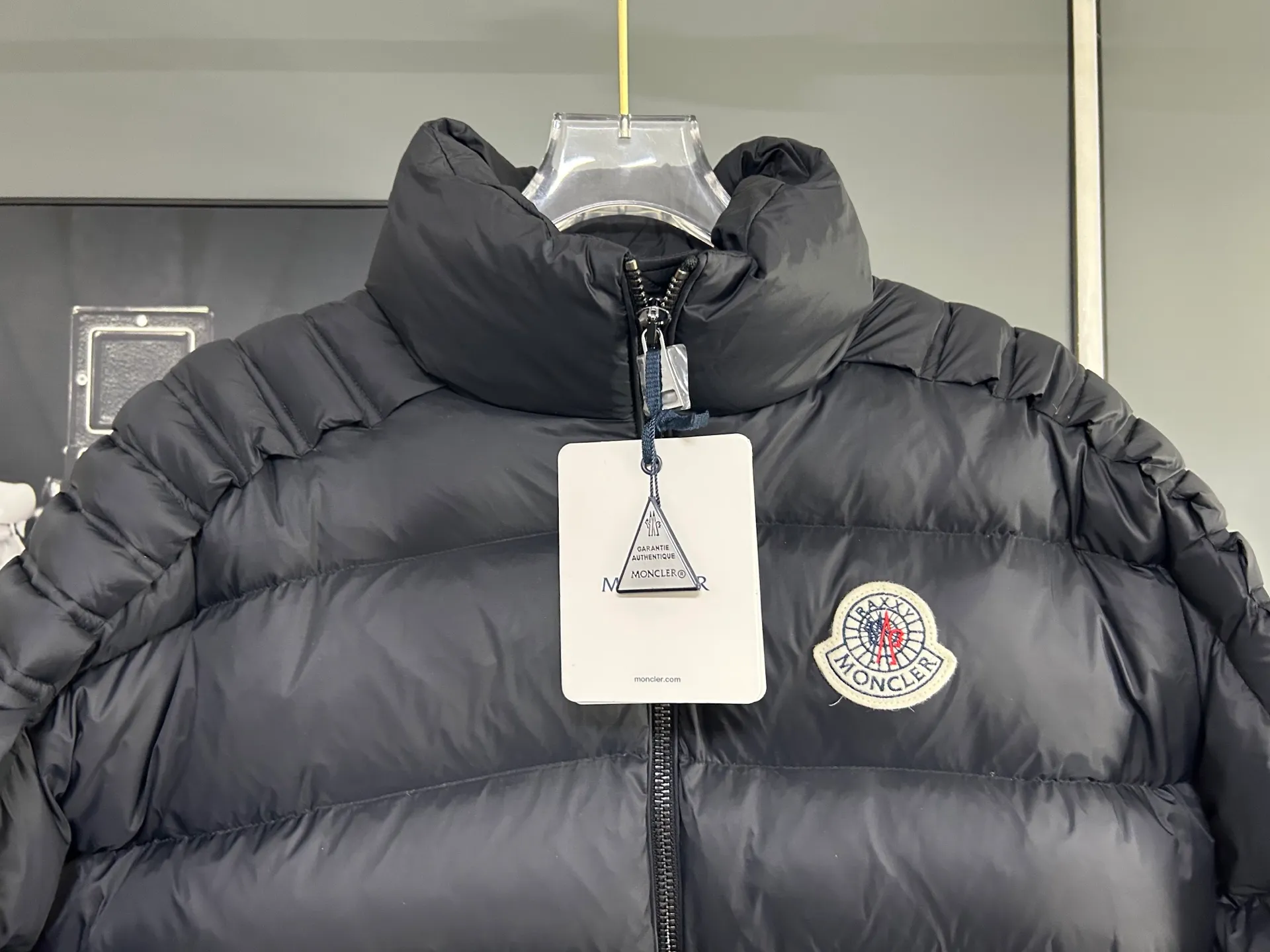 P1000 Moncler special grade down⬆️Moner x Cistopher Raxxy celebrity style 3D quilted zipper down jacket for men and women. This down is a men's and women's single product of the Moner x Cistopher Raxxy series. The decorative elements convey the design concept of the ladder of dreams. Actors Zhou Yutong and Wang Anyu passionately interpret the "Dream Staircase" design concept. This three-dimensional quilted down jacket is made of lightweight tear-resistant fabric and was created in collaboration with Cistopher Raxxy. This down jacket is inspired by a spiral staircase, with decorative elements that represent the winding steps of destiny. Details Made of lightweight ripstop fabric Fine ripstop lining Zippered opening and hidden pockets Windproof fly Zip closure Quilted patch, down-filled Co-branded felt logo patch size: 1.2.3.4
