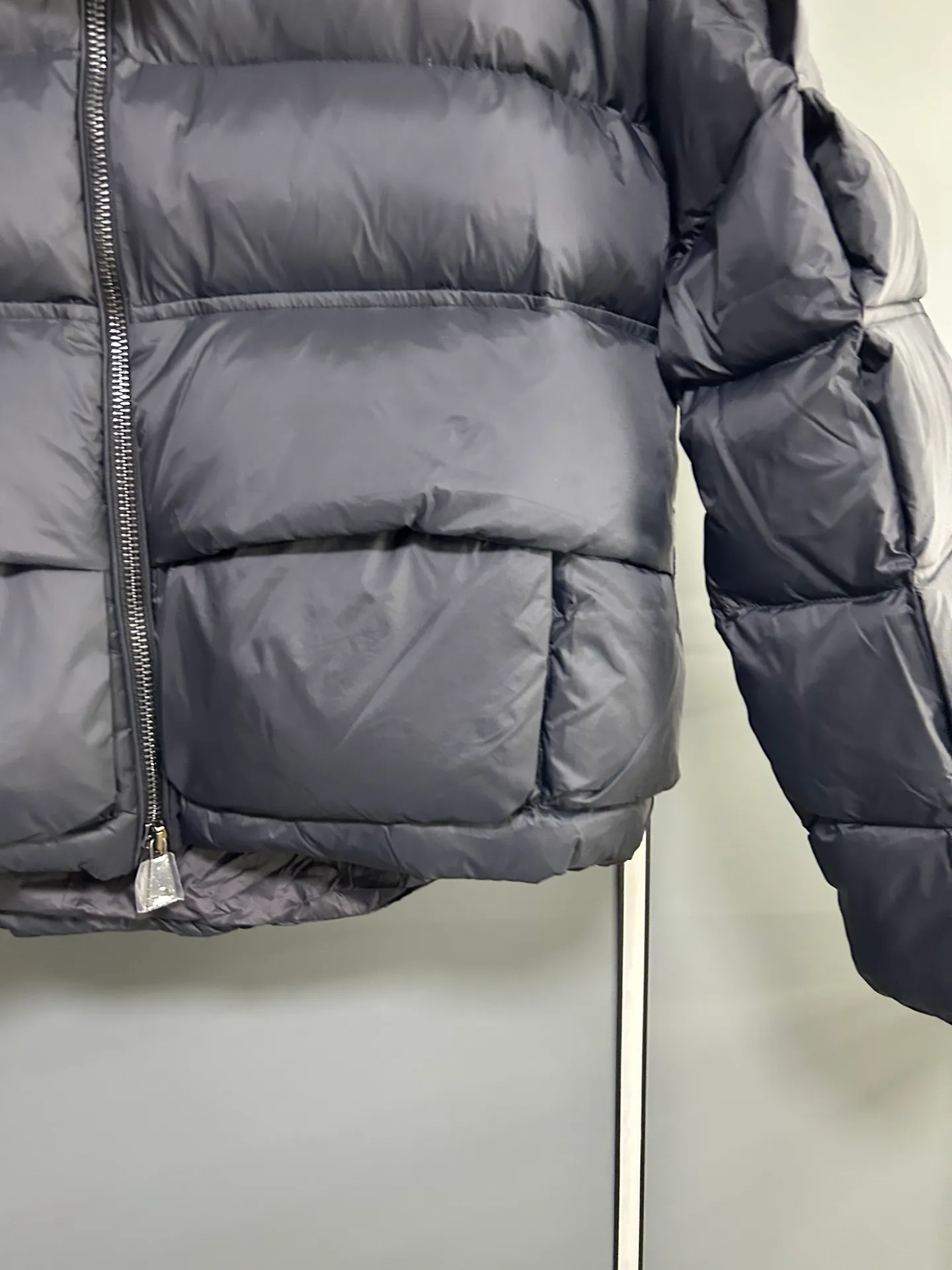 P1000 Moncler special grade down⬆️Moner x Cistopher Raxxy celebrity style 3D quilted zipper down jacket for men and women. This down is a men's and women's single product of the Moner x Cistopher Raxxy series. The decorative elements convey the design concept of the ladder of dreams. Actors Zhou Yutong and Wang Anyu passionately interpret the "Dream Staircase" design concept. This three-dimensional quilted down jacket is made of lightweight tear-resistant fabric and was created in collaboration with Cistopher Raxxy. This down jacket is inspired by a spiral staircase, with decorative elements that represent the winding steps of destiny. Details Made of lightweight ripstop fabric Fine ripstop lining Zippered opening and hidden pockets Windproof fly Zip closure Quilted patch, down-filled Co-branded felt logo patch size: 1.2.3.4