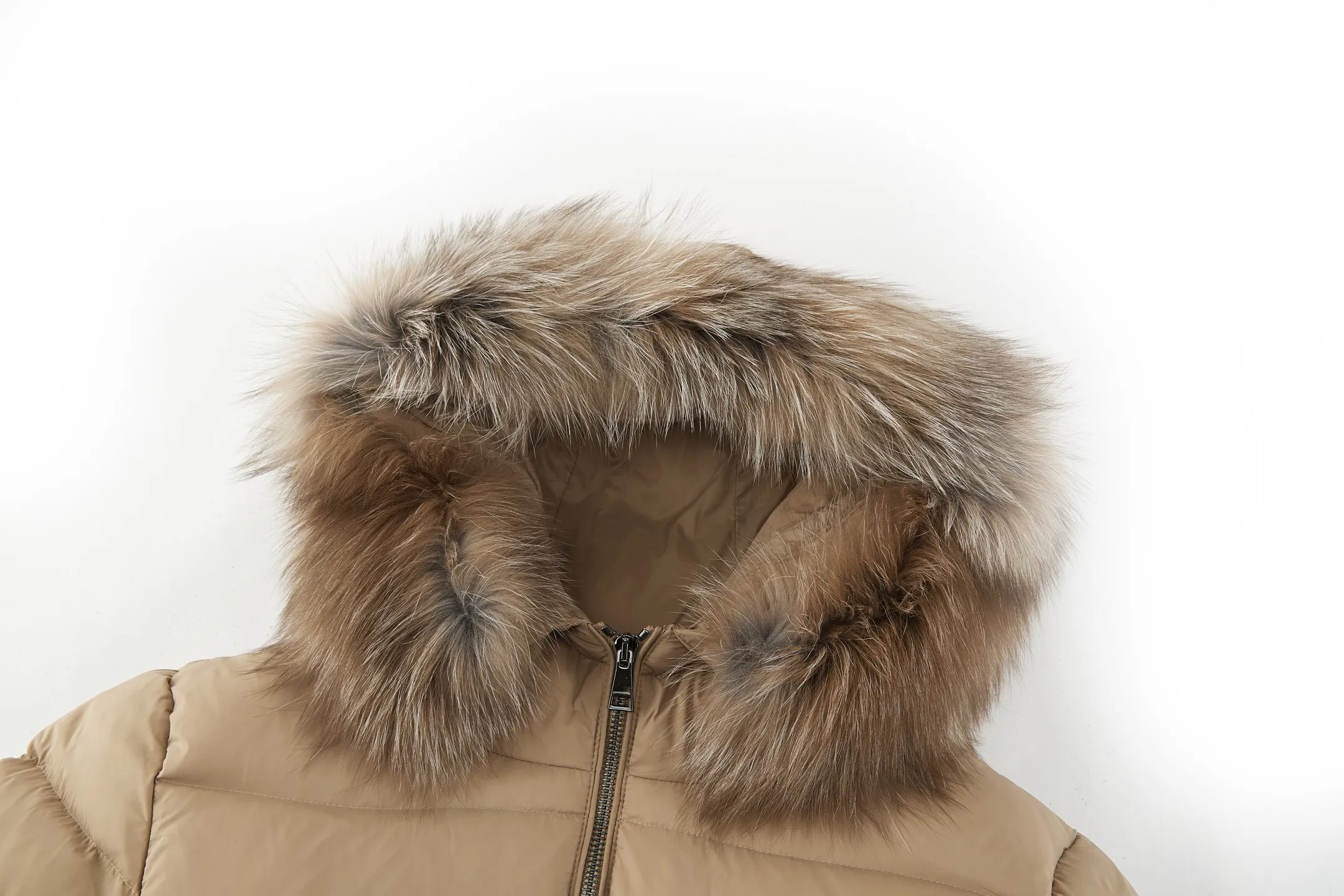 P1210 Moncler boed fox fur collar waisted women's down jacket (khaki) is made of customized lightweight waterproof breathable 100% polyester fabric. Filled with RDS-certified 90% high-loft white duck down, the down filling volume is about 300G, and the fill power is as high as 800+ 5A standard warmth level! The logo is made of wool yarn and then processed with imported Tajima machine three-dimensional embroidery process, which is extremely tight and has perfect details. The entire set of excipients is independently developed, and every small detail is perfectly presented. (Ps: The fur collar is removable!) Size:1-2-3-4