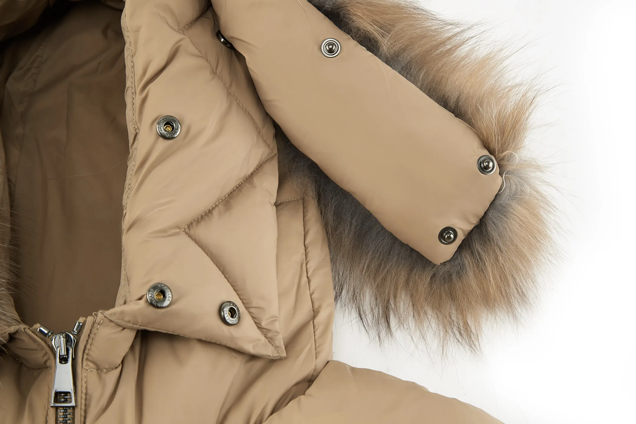 P1210 Moncler boed fox fur collar waisted women's down jacket (khaki) is made of customized lightweight waterproof breathable 100% polyester fabric. Filled with RDS-certified 90% high-loft white duck down, the down filling volume is about 300G, and the fill power is as high as 800+ 5A standard warmth level! The logo is made of wool yarn and then processed with imported Tajima machine three-dimensional embroidery process, which is extremely tight and has perfect details. The entire set of excipients is independently developed, and every small detail is perfectly presented. (Ps: The fur collar is removable!) Size:1-2-3-4