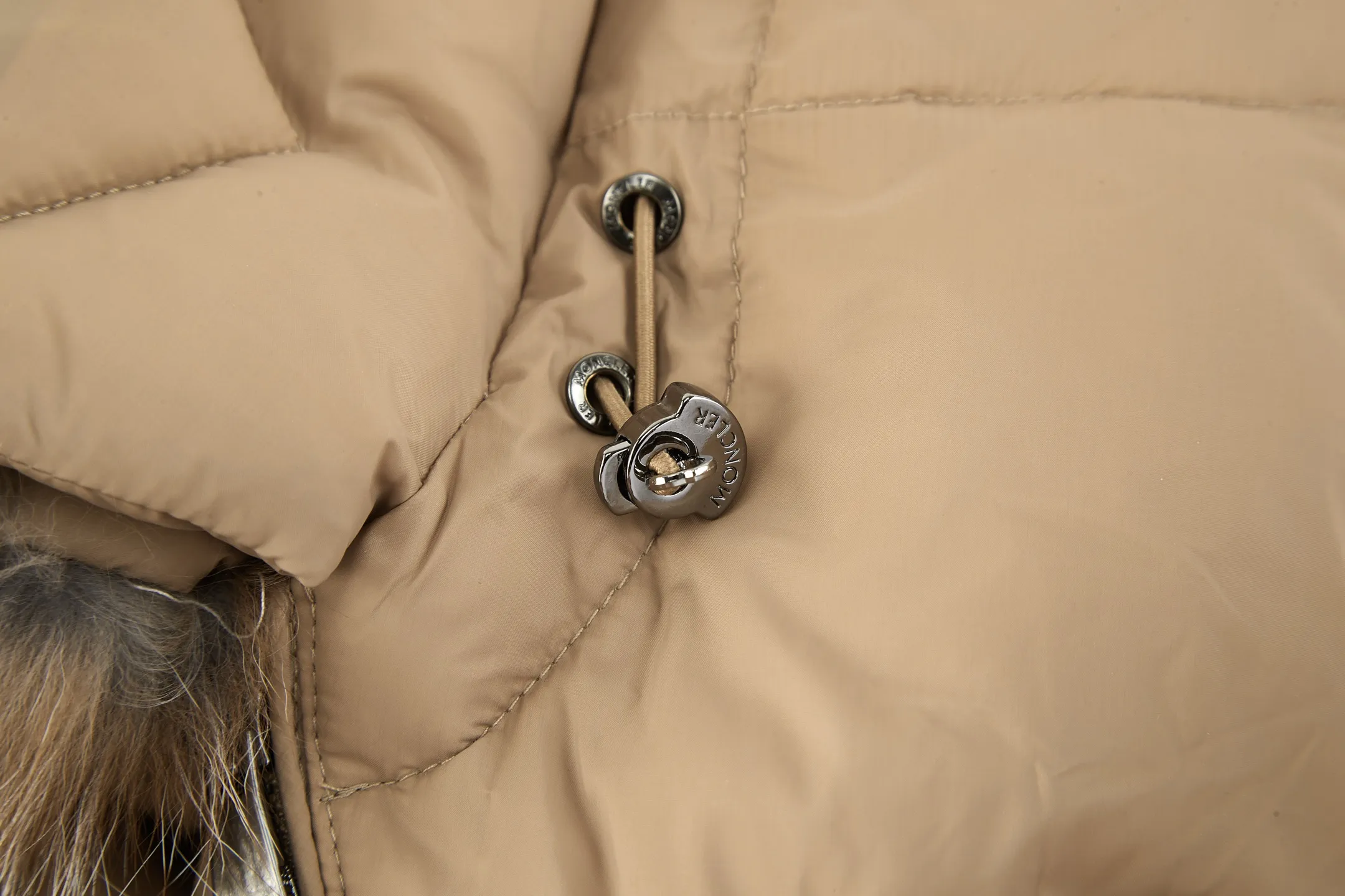 P1210 Moncler boed fox fur collar waisted women's down jacket (khaki) is made of customized lightweight waterproof breathable 100% polyester fabric. Filled with RDS-certified 90% high-loft white duck down, the down filling volume is about 300G, and the fill power is as high as 800+ 5A standard warmth level! The logo is made of wool yarn and then processed with imported Tajima machine three-dimensional embroidery process, which is extremely tight and has perfect details. The entire set of excipients is independently developed, and every small detail is perfectly presented. (Ps: The fur collar is removable!) Size:1-2-3-4