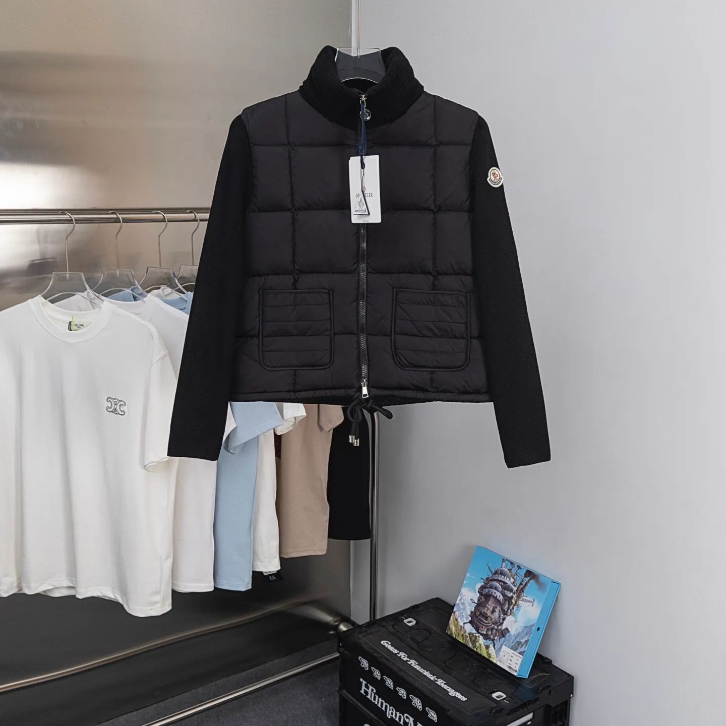 P610 2025 Autumn and Winter New Style🆕Down Jacket Top Purchasing Version Moncler Meng Mouth Autumn and Winter Women's Cardigan Stand Collar Spliced ​​Knitted Down Doll Style Short Down Back Sleeves Knitted Material Upper Body Slimming Spliced ​​Down Jacket Warmth and Age Reducing Bread Cube Checkered Down Jacket Upper Body Simple and Fashionable Hem Drawstring Design Adjustable Version Can Be Weared Alone or Inside Color: Black Milky White