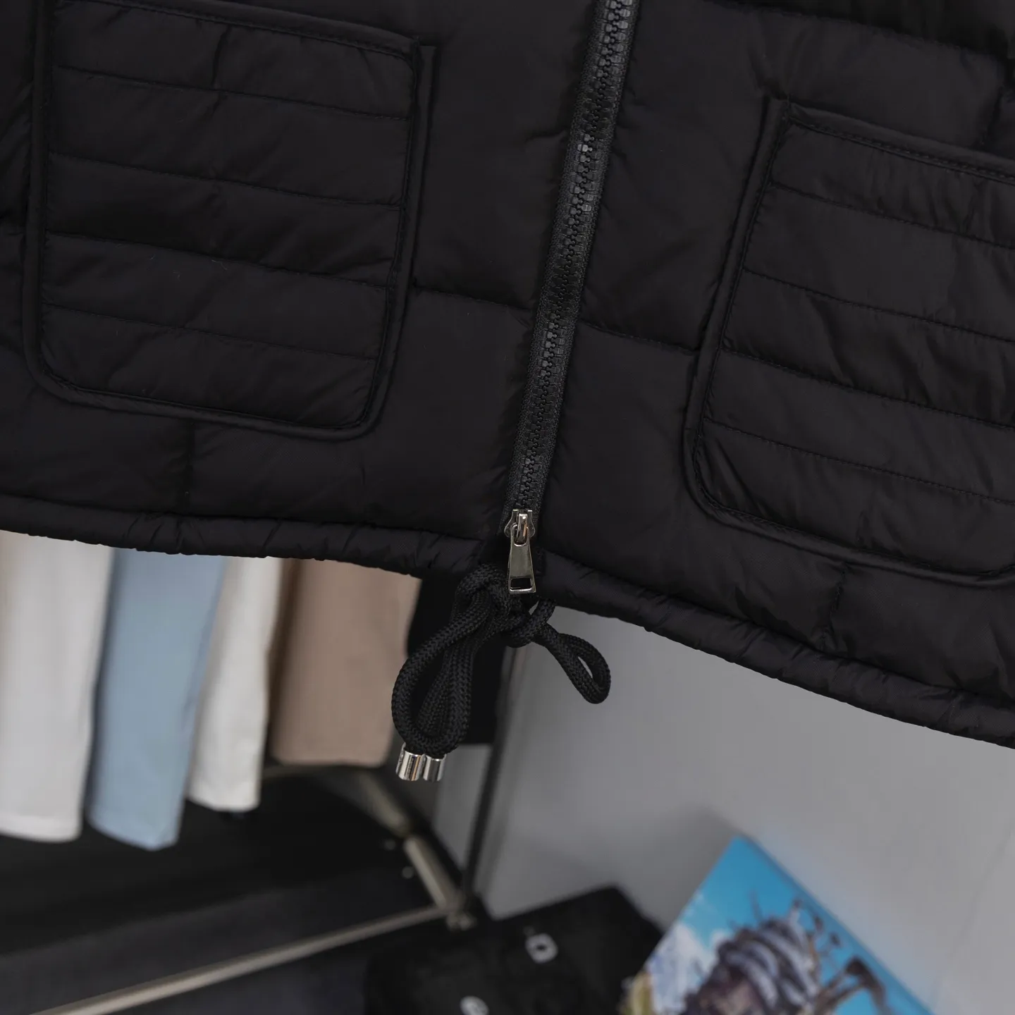 P610 2025 Autumn and Winter New Style🆕Down Jacket Top Purchasing Version Moncler Meng Mouth Autumn and Winter Women's Cardigan Stand Collar Spliced ​​Knitted Down Doll Style Short Down Back Sleeves Knitted Material Upper Body Slimming Spliced ​​Down Jacket Warmth and Age Reducing Bread Cube Checkered Down Jacket Upper Body Simple and Fashionable Hem Drawstring Design Adjustable Version Can Be Weared Alone or Inside Color: Black Milky White