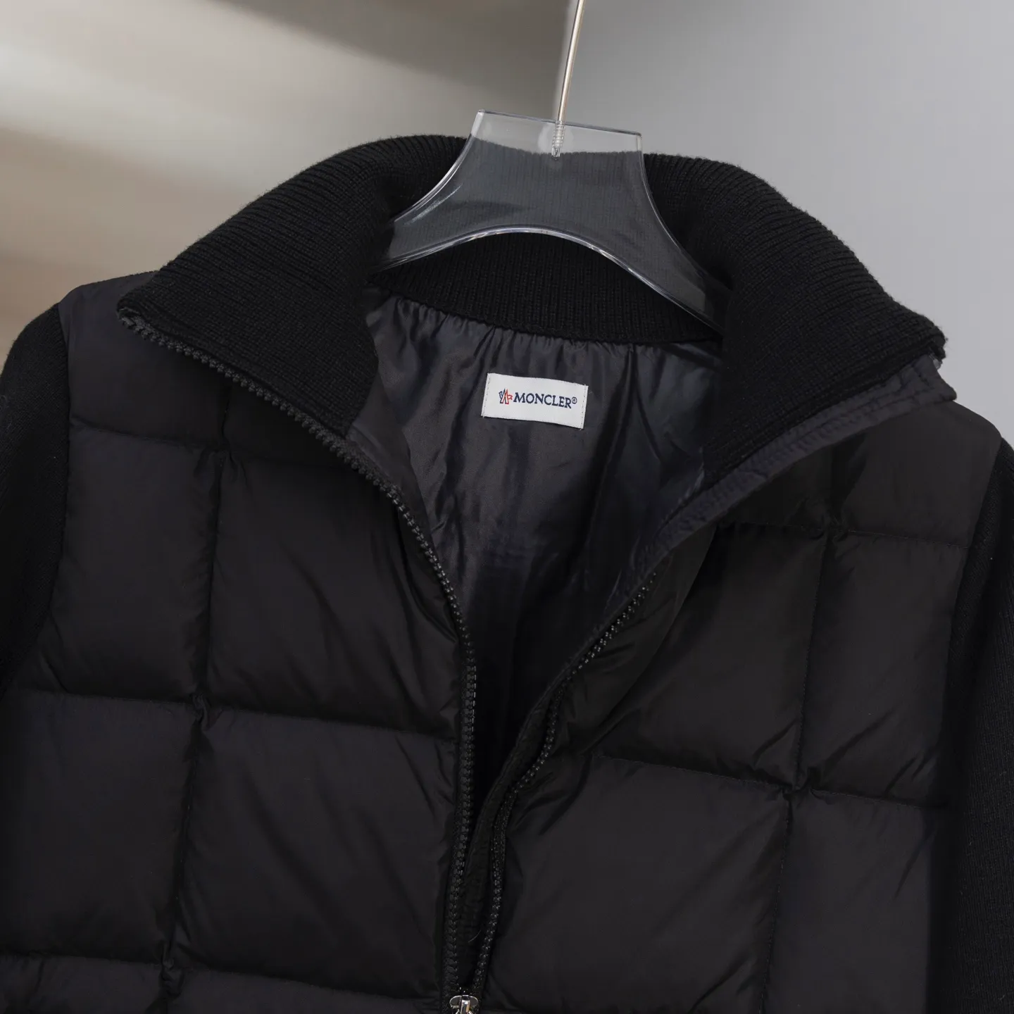 P610 2025 Autumn and Winter New Style🆕Down Jacket Top Purchasing Version Moncler Meng Mouth Autumn and Winter Women's Cardigan Stand Collar Spliced ​​Knitted Down Doll Style Short Down Back Sleeves Knitted Material Upper Body Slimming Spliced ​​Down Jacket Warmth and Age Reducing Bread Cube Checkered Down Jacket Upper Body Simple and Fashionable Hem Drawstring Design Adjustable Version Can Be Weared Alone or Inside Color: Black Milky White