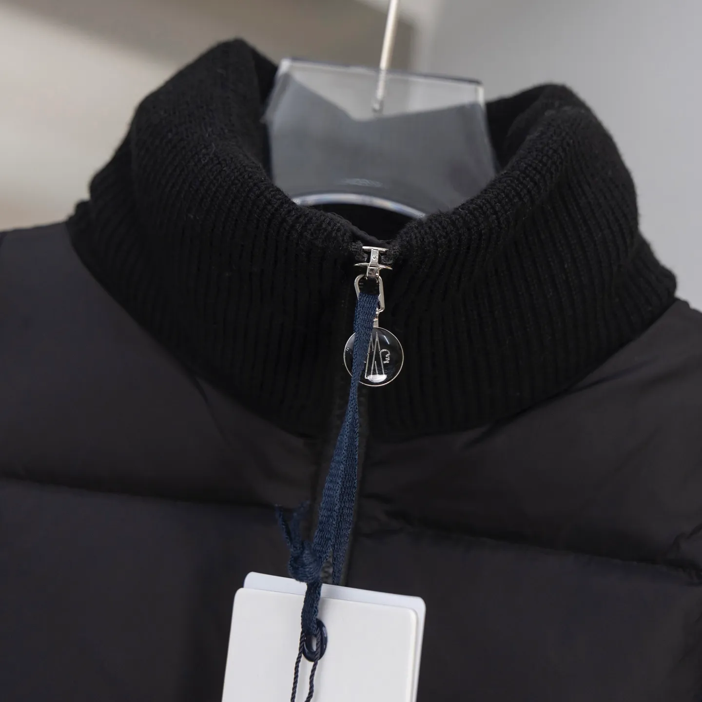P610 2025 Autumn and Winter New Style🆕Down Jacket Top Purchasing Version Moncler Meng Mouth Autumn and Winter Women's Cardigan Stand Collar Spliced ​​Knitted Down Doll Style Short Down Back Sleeves Knitted Material Upper Body Slimming Spliced ​​Down Jacket Warmth and Age Reducing Bread Cube Checkered Down Jacket Upper Body Simple and Fashionable Hem Drawstring Design Adjustable Version Can Be Weared Alone or Inside Color: Black Milky White
