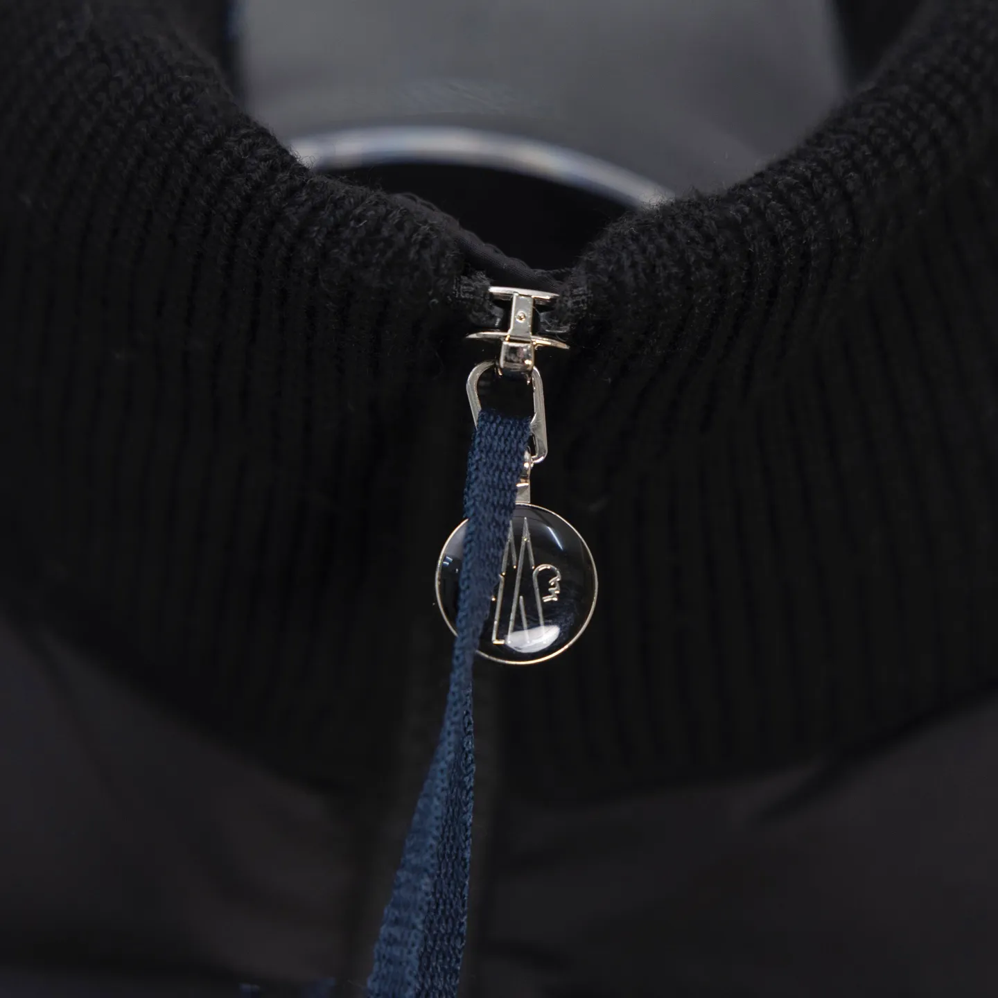 P610 2025 Autumn and Winter New Style🆕Down Jacket Top Purchasing Version Moncler Meng Mouth Autumn and Winter Women's Cardigan Stand Collar Spliced ​​Knitted Down Doll Style Short Down Back Sleeves Knitted Material Upper Body Slimming Spliced ​​Down Jacket Warmth and Age Reducing Bread Cube Checkered Down Jacket Upper Body Simple and Fashionable Hem Drawstring Design Adjustable Version Can Be Weared Alone or Inside Color: Black Milky White