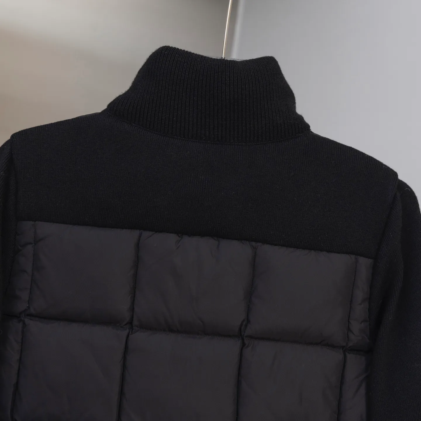 P610 2025 Autumn and Winter New Style🆕Down Jacket Top Purchasing Version Moncler Meng Mouth Autumn and Winter Women's Cardigan Stand Collar Spliced ​​Knitted Down Doll Style Short Down Back Sleeves Knitted Material Upper Body Slimming Spliced ​​Down Jacket Warmth and Age Reducing Bread Cube Checkered Down Jacket Upper Body Simple and Fashionable Hem Drawstring Design Adjustable Version Can Be Weared Alone or Inside Color: Black Milky White