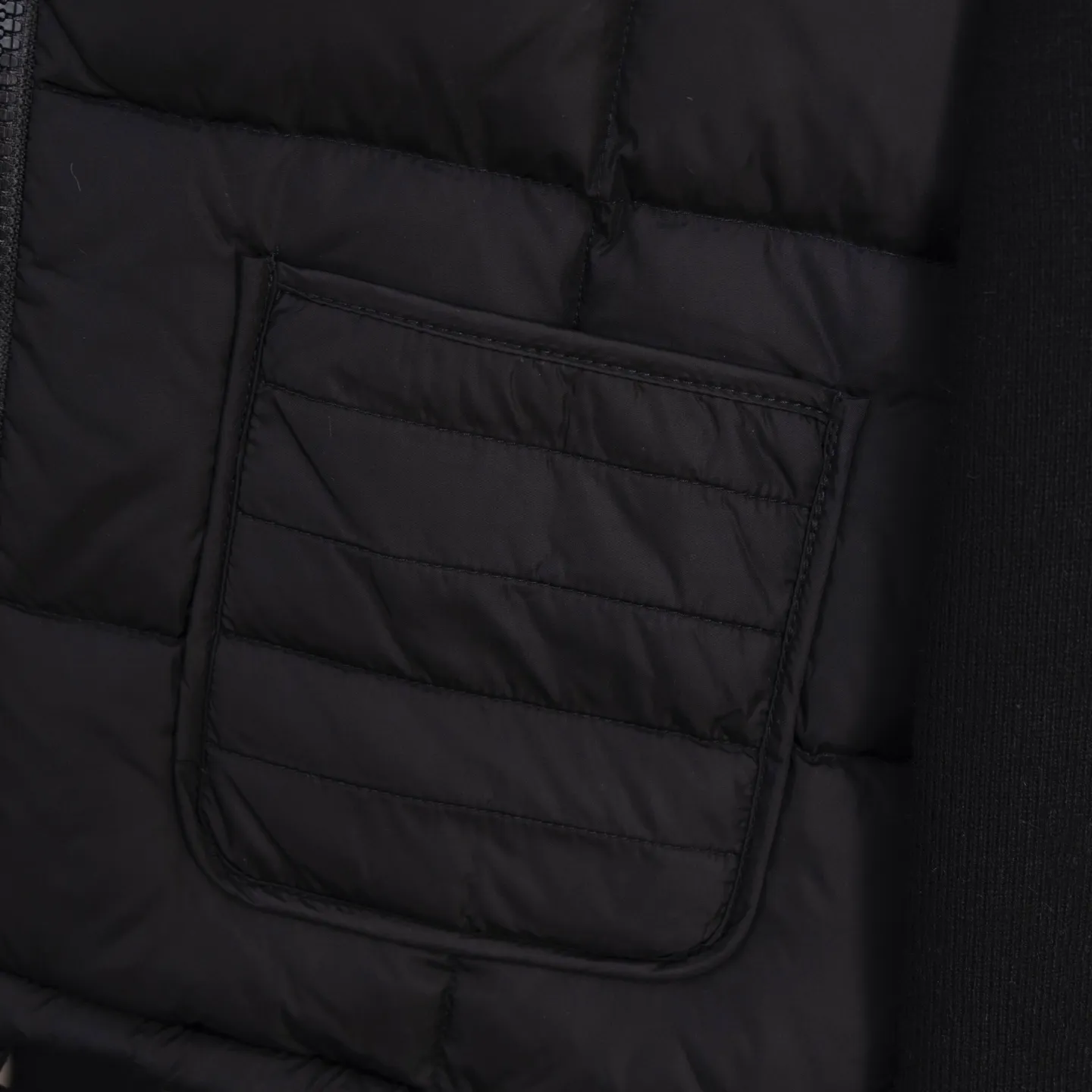 P610 2025 Autumn and Winter New Style🆕Down Jacket Top Purchasing Version Moncler Meng Mouth Autumn and Winter Women's Cardigan Stand Collar Spliced ​​Knitted Down Doll Style Short Down Back Sleeves Knitted Material Upper Body Slimming Spliced ​​Down Jacket Warmth and Age Reducing Bread Cube Checkered Down Jacket Upper Body Simple and Fashionable Hem Drawstring Design Adjustable Version Can Be Weared Alone or Inside Color: Black Milky White