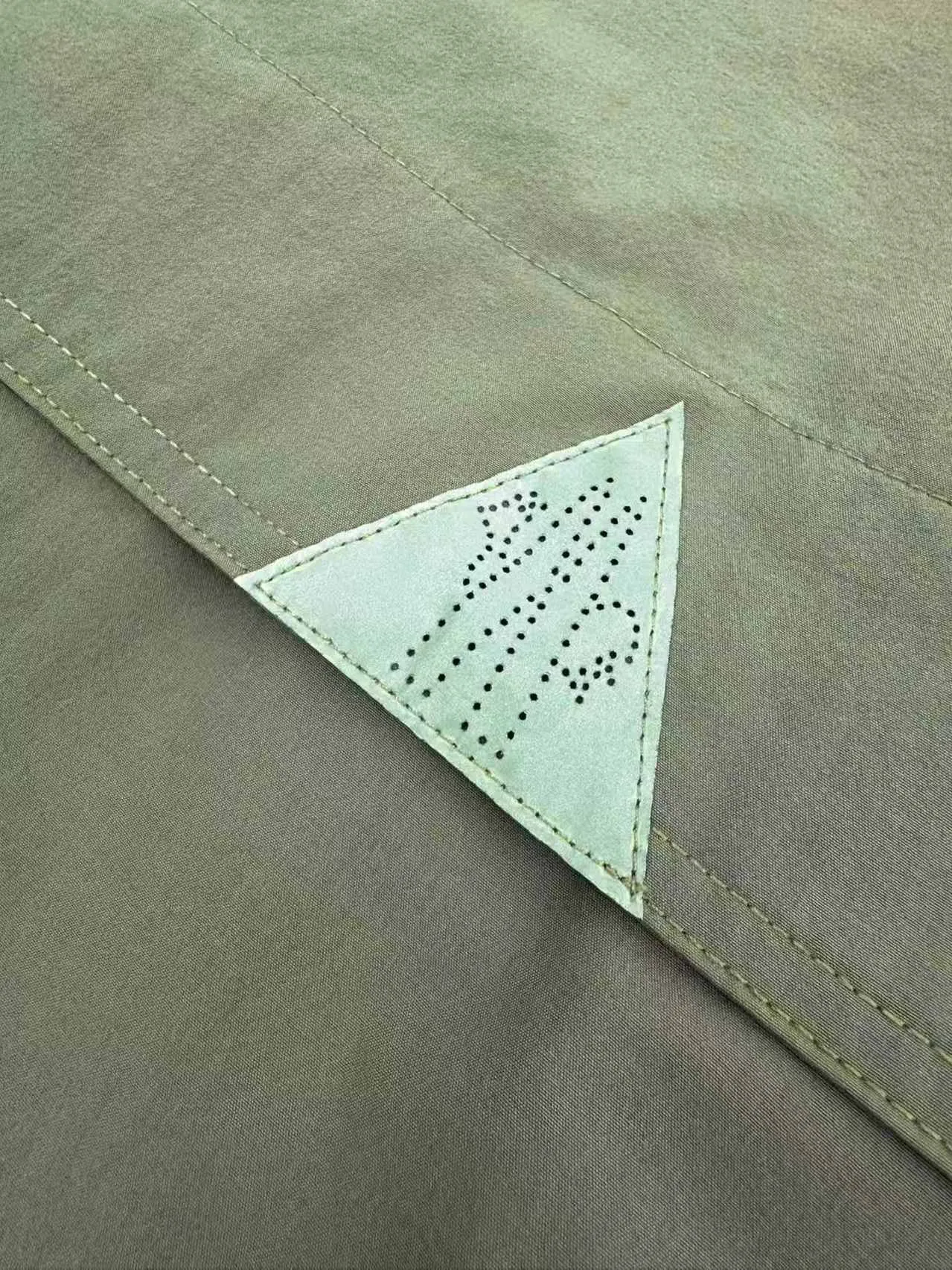P560 Moncler Grenoble functional outdoor jacket Custom dyed double stretch mercerized poplin Custom dyed soft mesh pongee Excellent texture Comfortable and close to the skin Dark green inspired by plant texture The color is taken from sage leaves soaked in morning dew Precision narrative of functional pocket system Balance of function and aesthetics The iconic Moncler logo appears on the sleeves, fully recognizable The triangular logo of the same color is hidden in the fabric texture like a mark in the undercurrent of the deep sea, extremely invisible and yet obvious The detachable sleeve design allows for diversified outfits. You can switch styles at will. It is chic and free, showing nobility. It balances outdoor practicality and urban aesthetics and leads the fashion. Process 1: Adopt a three-in-one process. Prioritize and evenly coat the glue on the surface of the substrate that needs to be composited, and then dry and solidify it. Then laminate the substrate with the adhesive film and the non-woven fabric, then cool and solidify, and then composite it with the filter non-woven fabric. The workmanship is cumbersome and complex, time-consuming and labor-intensive. Process 2: Embossing composite technology uses computer scanning to ensure that the imprint size and shape are consistent with the original, and then uses special glue as an adhesive to combine and solidify to achieve complete dryness and the best bonding effect. Process 3: Use CNC laser burning and cutting. Based on the high-energy characteristics of the laser, the moving path of the laser beam is precisely controlled by the laser generator to achieve precise cutting of the shape of the piece. Process 4: Template machine bag opening. The preset template guides the position, shape and size of the bag opening. The accuracy ensures the quality of the bag opening effect. Process 5: Using infrared special machine buttoning, the position is more precise and strong. Accessories: Customized 1:1 Moncler snap button Customized 1:1 Moncler resin buckle Customized 1:1 Moncler logo seal Customized 1:1 Moncler logo armband Customized 1:1 Moncler zipper rope ring Customized 1:1 Moncler zipper pull Customized 1:1 Moncler trademark Version: Loose version Function: Detachable sleeve splicing Style can be switched at will Size: 1 2 3 4