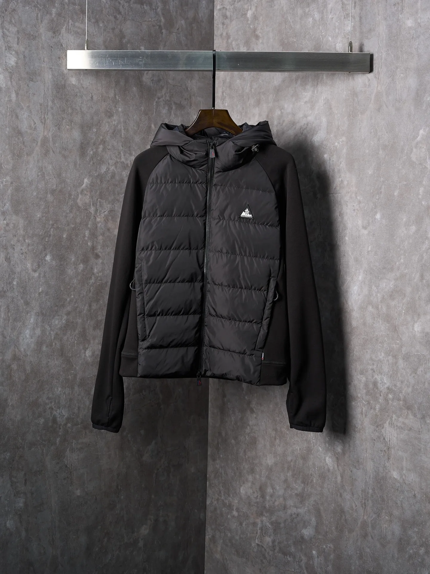 P780 Actual auction] Moncler/Mask Logo woven splicing down jacket [Ready stock] S M L XL custom matte lattice air shield velvet and 300D high-density calendered coating Using the new national standard 90 white duck down (welcome to test) Full of down content, full of warmth, light and fluffy, with a pure and extreme black tone, exuding an irresistible charm The Monlcer triangle logo is embellished on the chest, the power aesthetic of the minimalist logo The concentrated down filling in the front panel creates dynamic insulation for the core heat dissipation zone of the human body. The hooded down is a moving warm flow barrier for the head and neck, forming a thermal energy circulation system with the front panel. The elastic woven sleeves provide freedom of movement with a sense of compression, forming a relaxed and warm philosophy. Real high-end is to let function become the footnote of style. Computer mechanical down filling prioritizes the liner paper pattern to determine the down filling area according to the original three-dimensional effect. Determine the weight of down per square meter to calculate the amount of down filling for each piece. The computerized down filling machine uses a digital weighing unit to achieve stable measurement. 3D three-dimensional quilting technology uses the programming system of the CNC quilting machine to accurately separate the down in different areas to ensure that the fillings are evenly fixed after sewing and avoid agglomeration or shifting. The computerized template machine lines the lines. The computerized template machine lines the line process with extremely high neatness and smoothness. The craftsman accurately controls the size during the operation to ensure that each line meets the design requirements. The lines of the entire template are smooth and uniform. Neat and beautiful. Triple locking and five-thread dense stitching technology. Main seam locking + diagonal reinforcement + raw edge wrapping. Triple structure to form a three-dimensional protective net at the edge of the fabric to avoid stitch breakage.